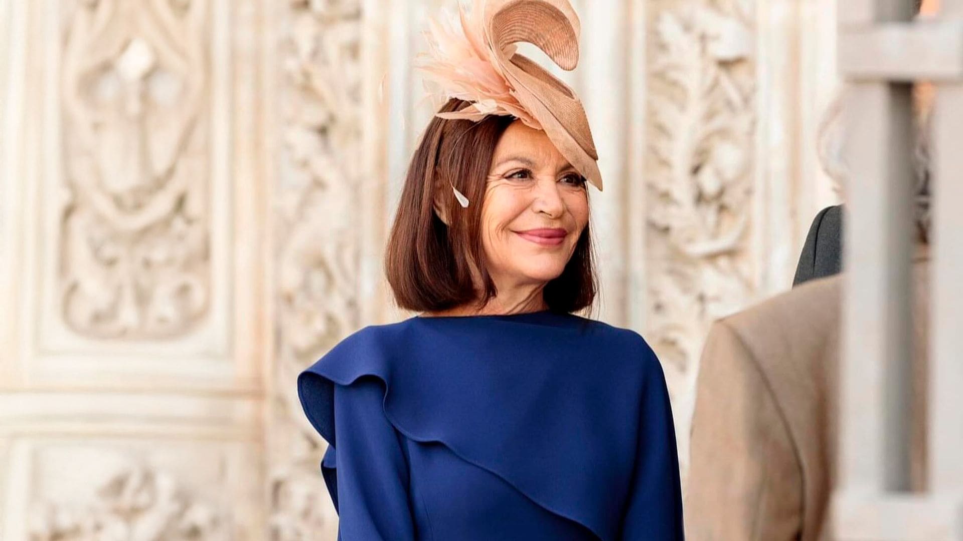 Look de madrina azul marino y tocado tipo plato