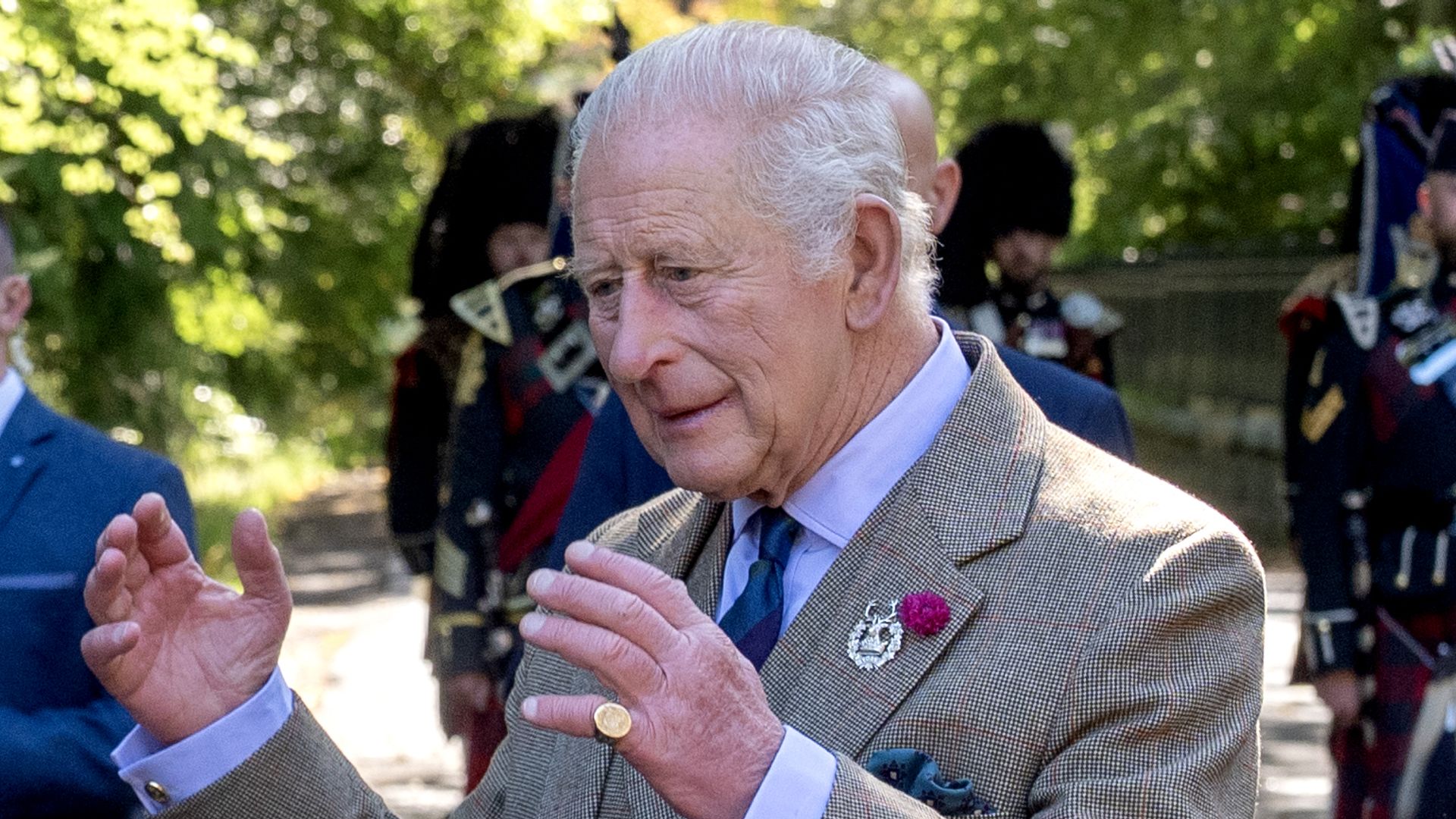 Rey carlos Charles III se encuentra con el público en Balmoral