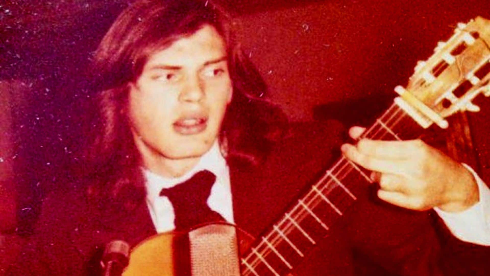 ¿Reconoces a este popular periodista y presentador hace 50 años con el pelo largo y guitarra en mano?
