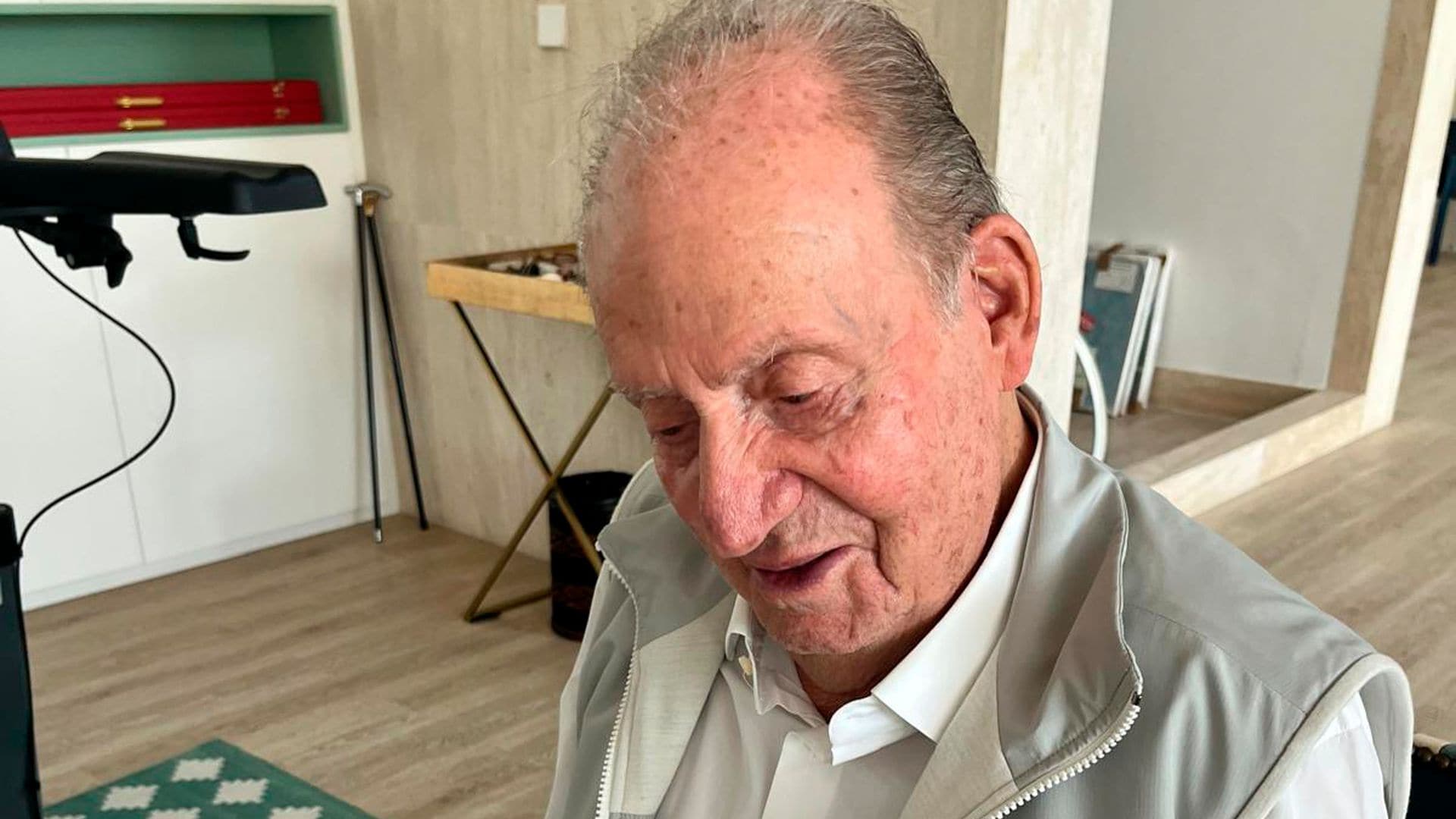 EXCLUSIVA. Las fotos de la emoción del rey Juan Carlos al ver su libro por primera vez: "Fueron 3 años de intenso trabajo"
