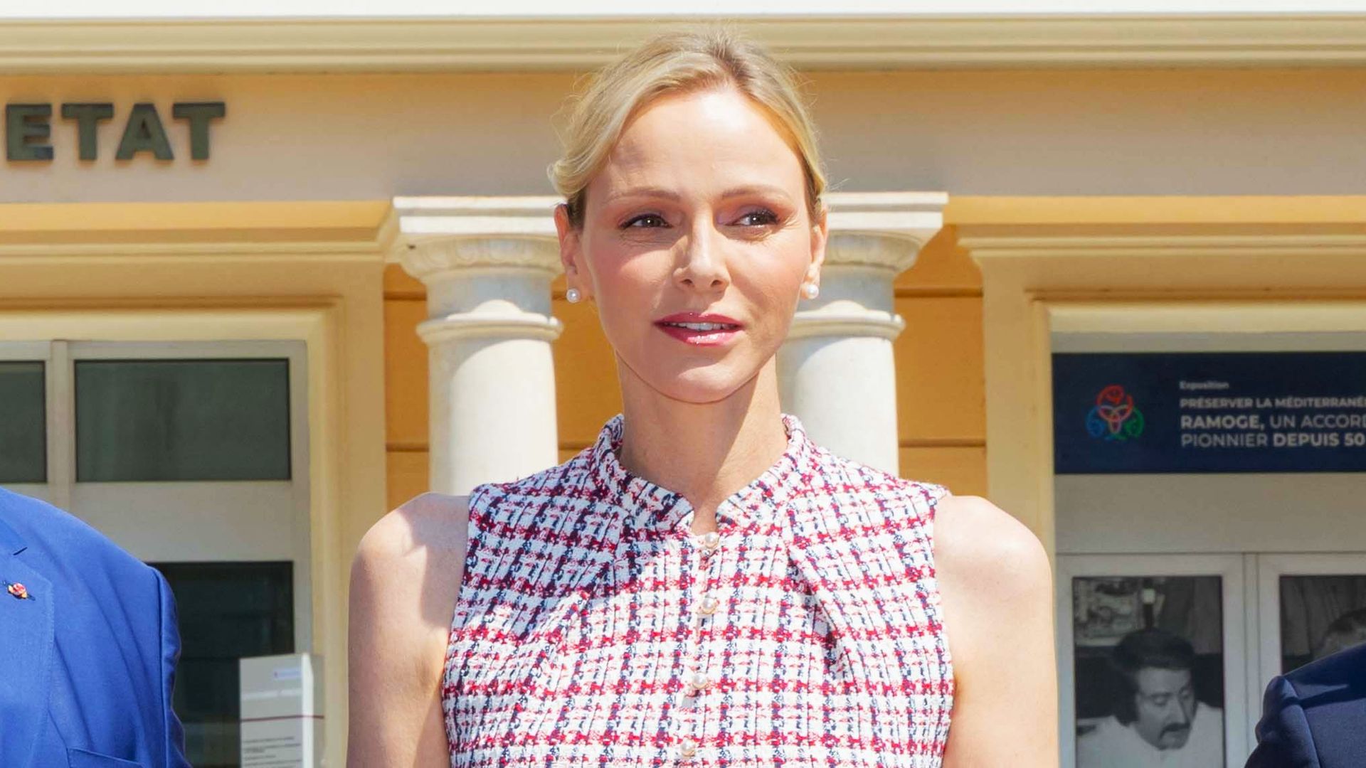 Charlene de Mónaco se atreve con el tweed en verano: el vestido 'lady' con botones de perla que recuerda al estilo de Kate Middleton.