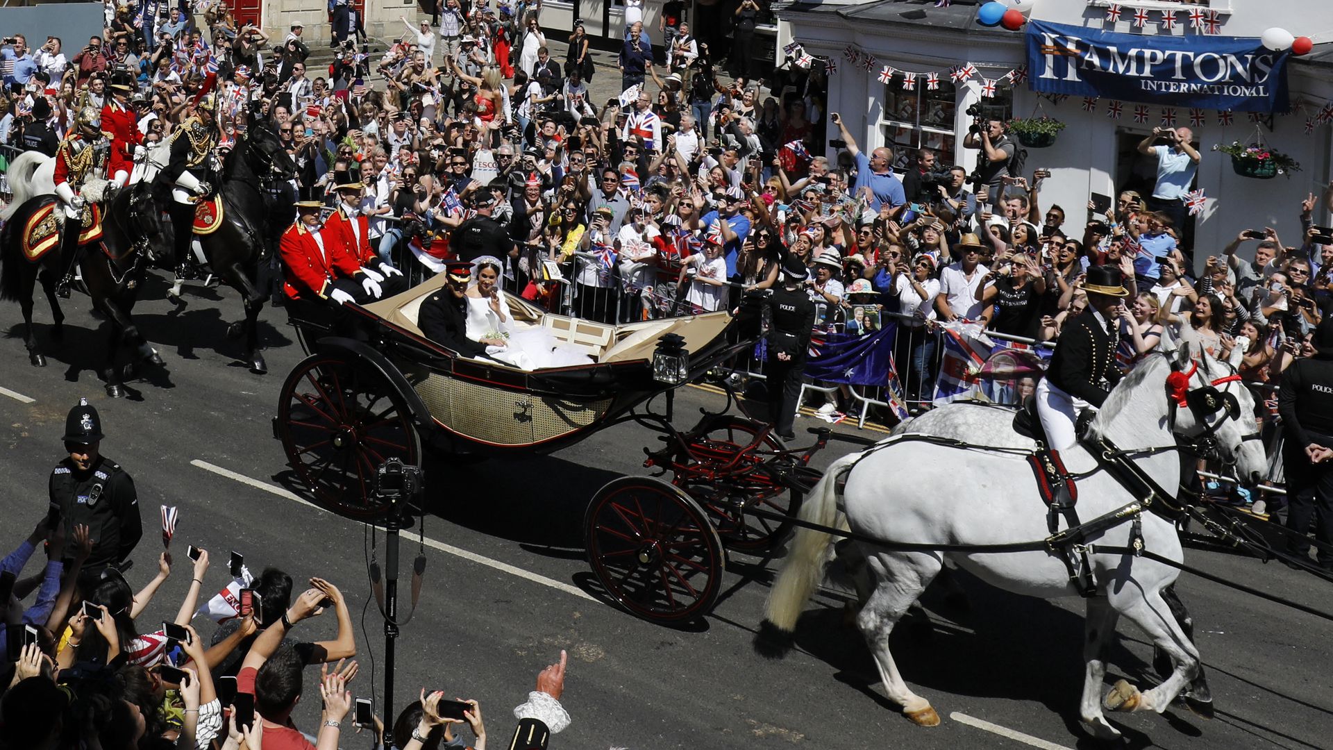 Tyrone empujando el carruaje durante la boda de Harry y Meghan