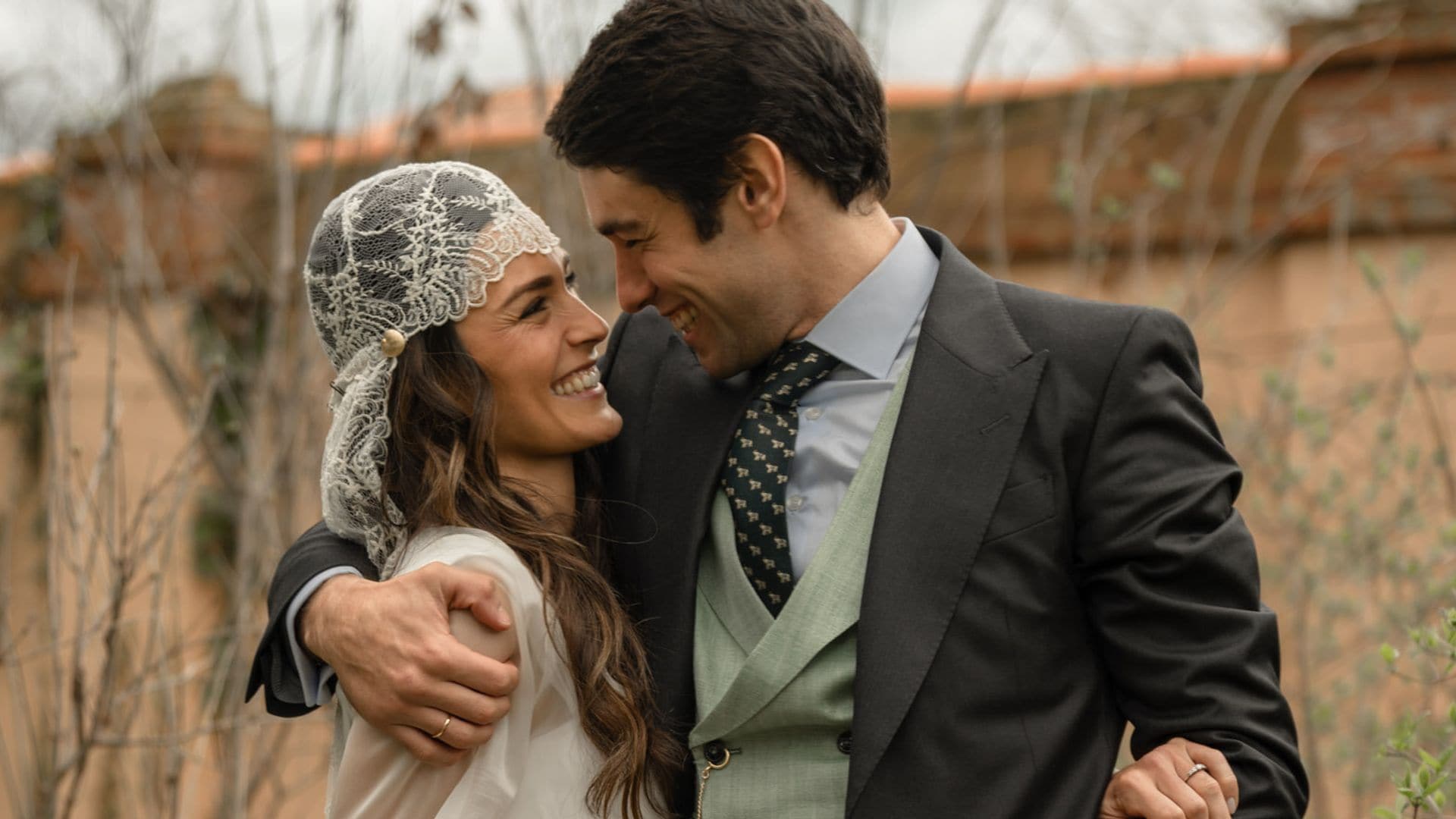 Vestido de novia viral con cola de organza y velo casquete tipo mantilla pirata