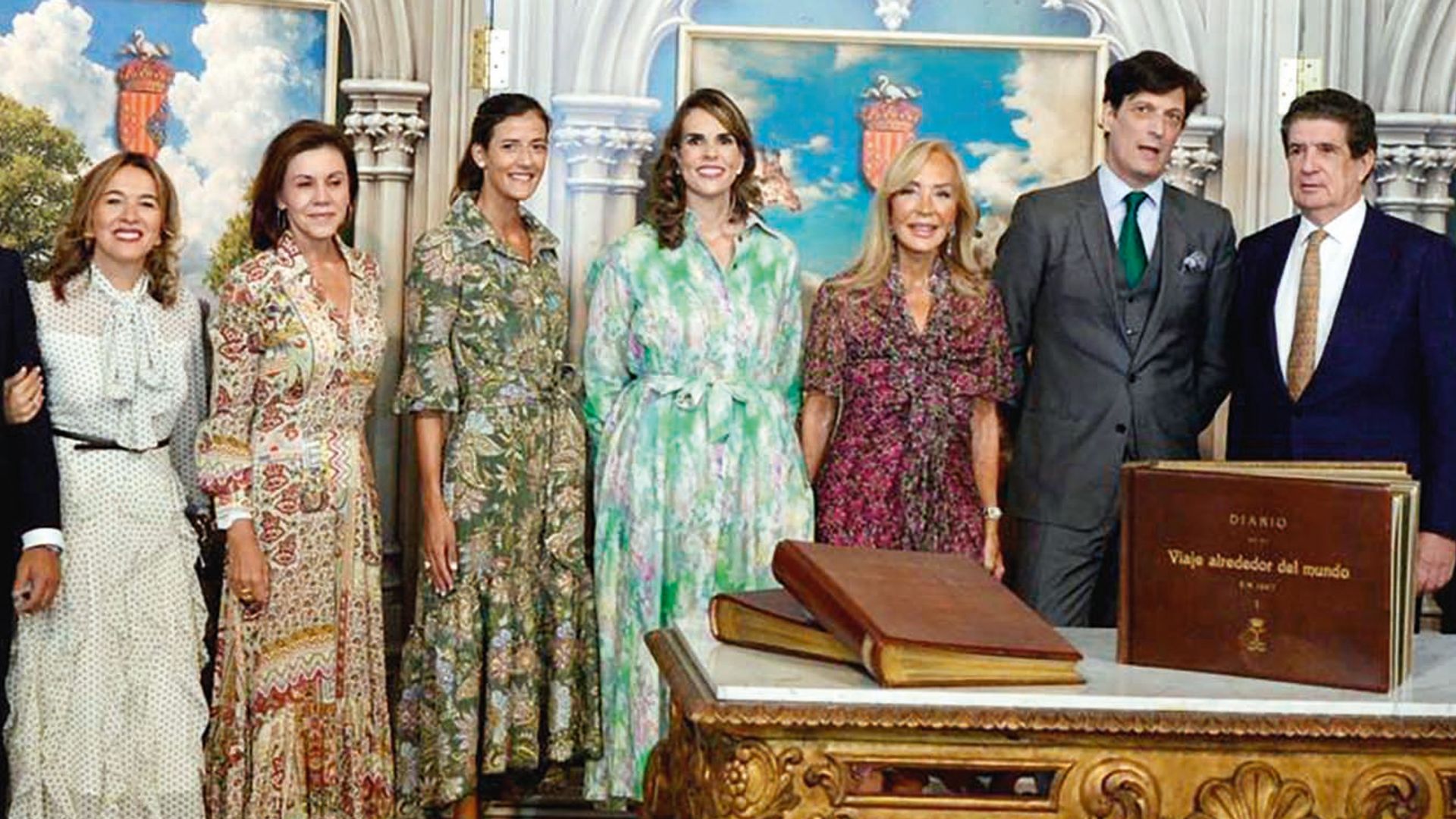 Derecha, una imagen de la "Colección Ducado de Cardona de Ciencias Naturales"