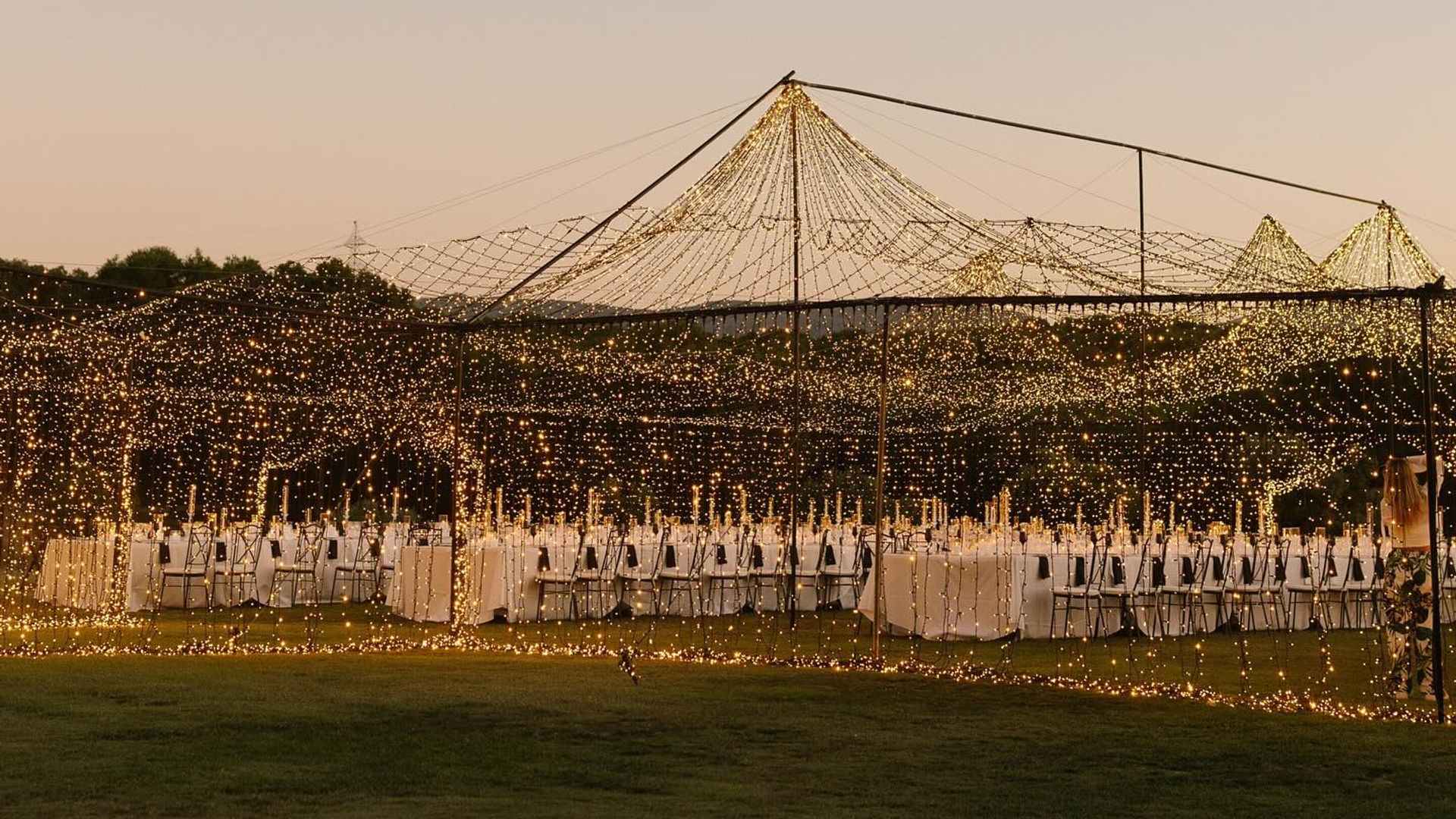 Vuelven las cascadas de luces a las bodas de verano, la tendencia de decoración más espectacular
