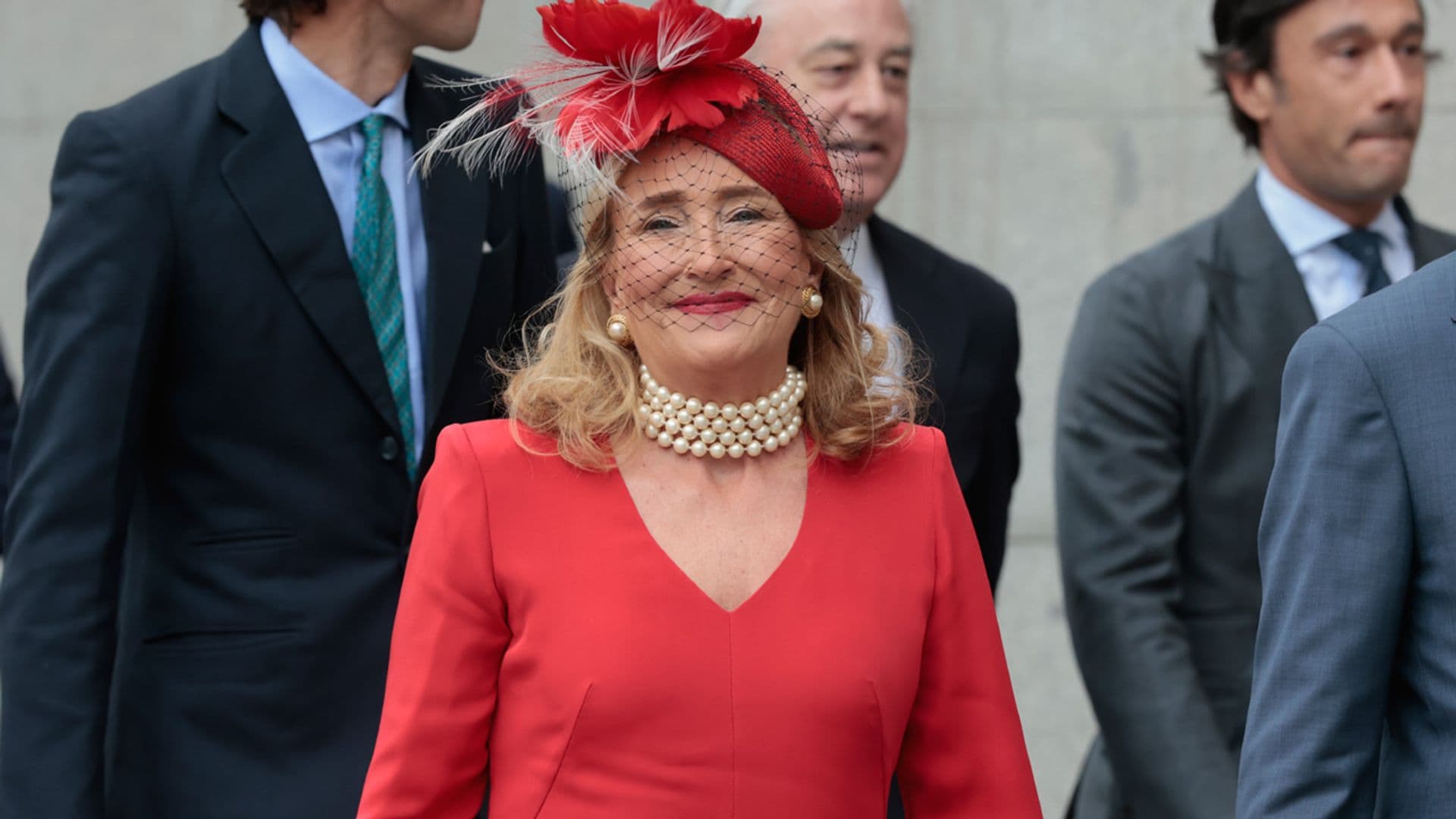 El look de madrina de Casilda Martínez-Almeida: un vestido rojo con puños de flores y joyas de perlas