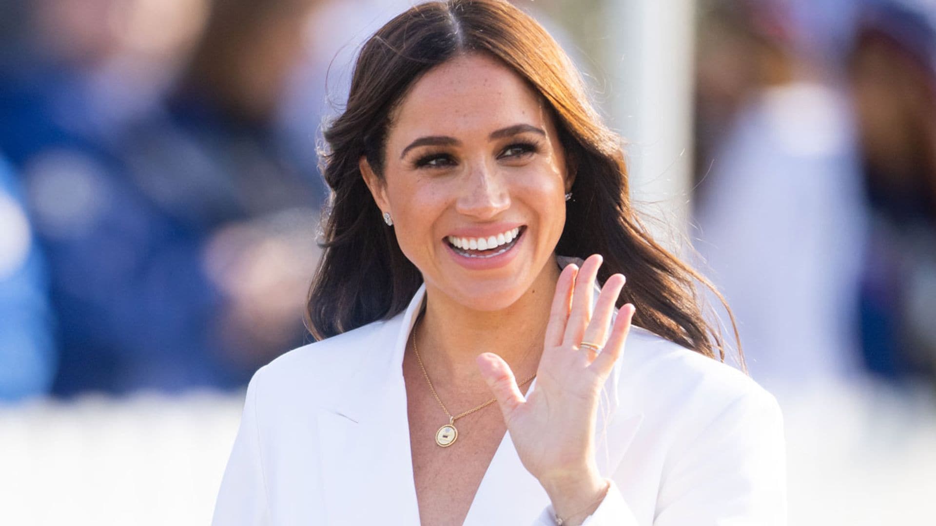 Meghan Markle, impecable con un traje blanco en su regreso a Europa