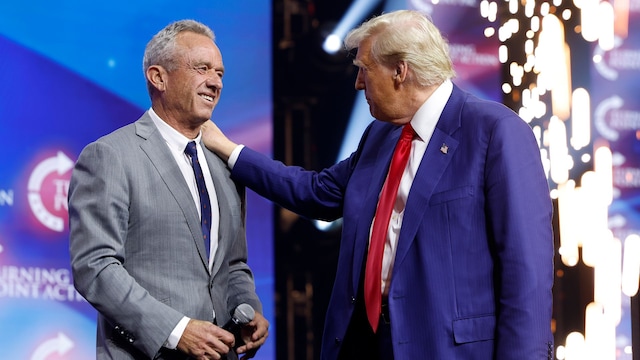 Plano medio de Donald Trump con Robert F. Kennedy Jr. en un evento político