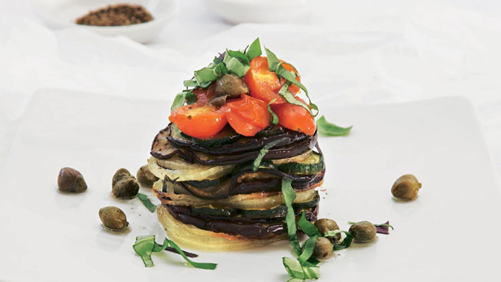 Milhojas de verduras asadas con vinagreta de alcaparras
