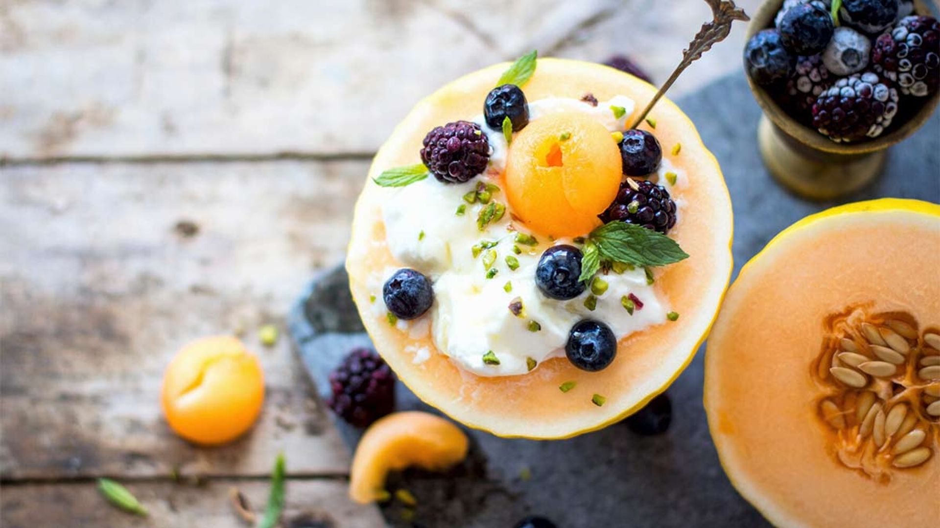 Melón relleno de yogur, moras y arándanos