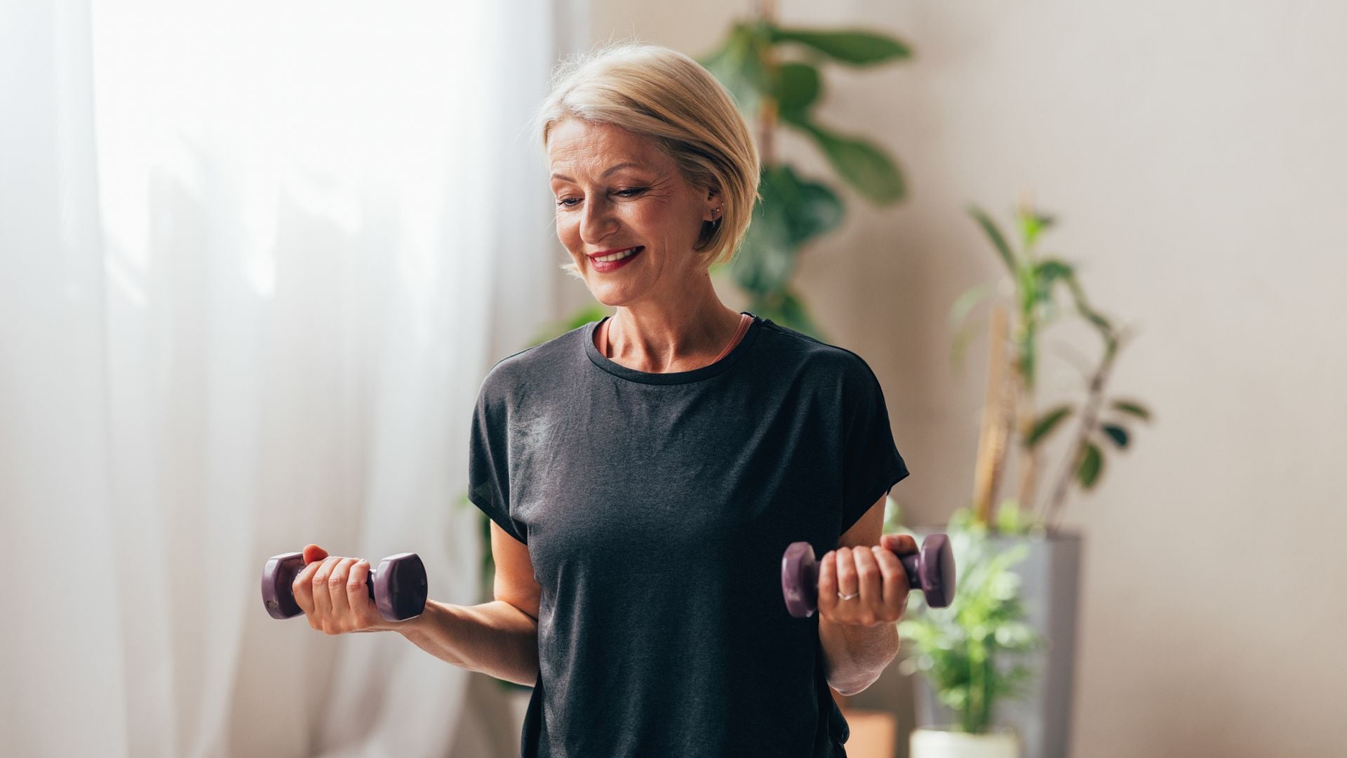 Rosa Arboiro, internista: "El entrenamiento de fuerza y el aeróbico con impacto ayudan a prevenir la osteoporosis, las caídas y las fracturas óseas"