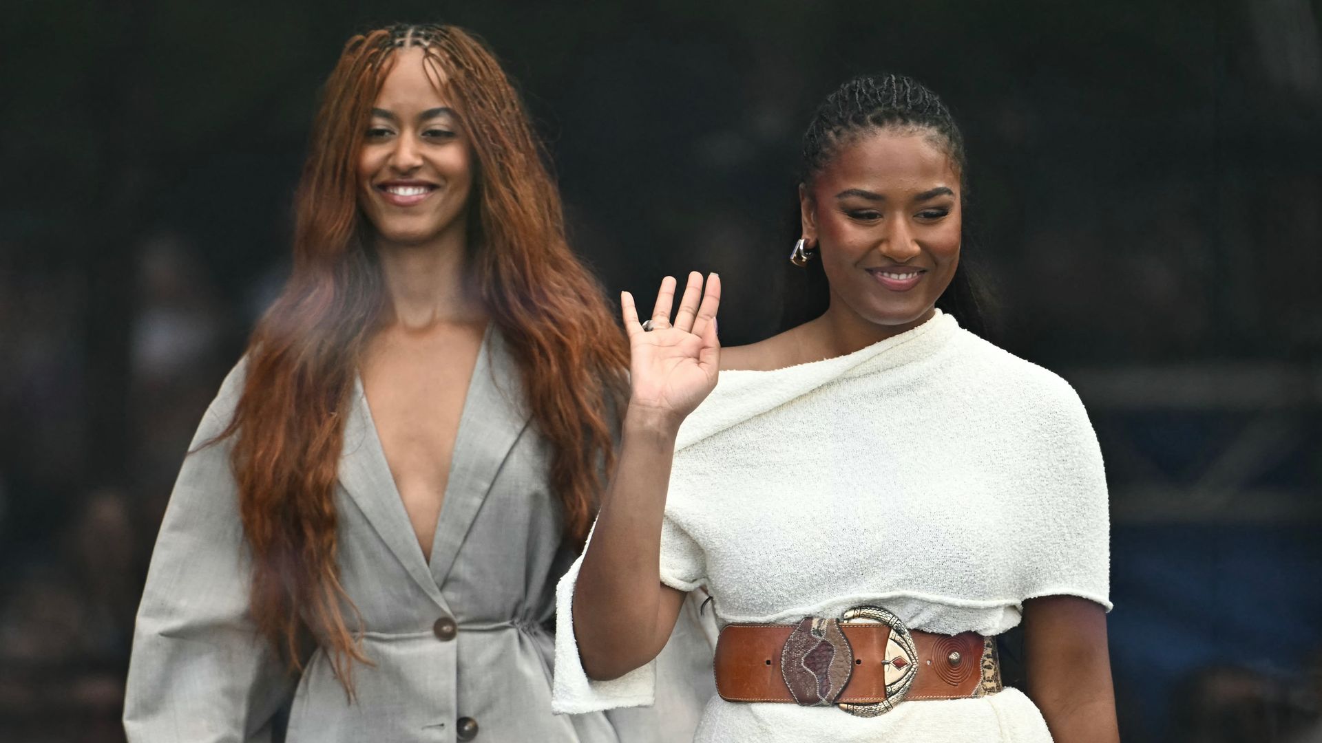 Malia y Sasha Obama sorprenden en su aparición pública en Chicago