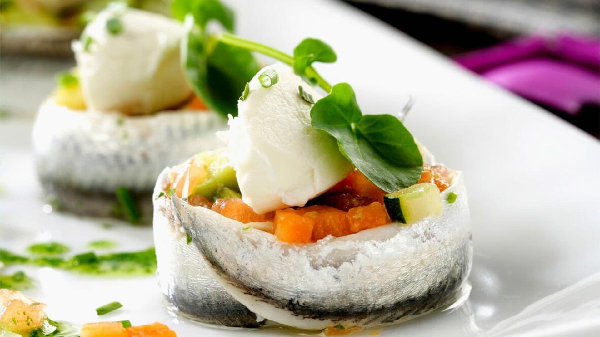 Corona de boquerones en vinagre con verduritas y merluza