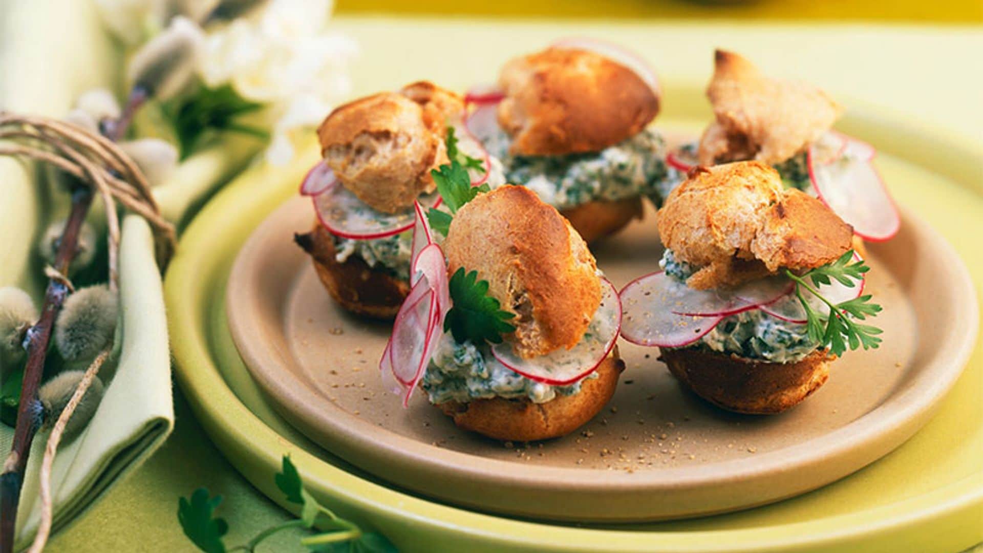 Profiteroles rellenos de queso a las finas hierbas con rabanitos