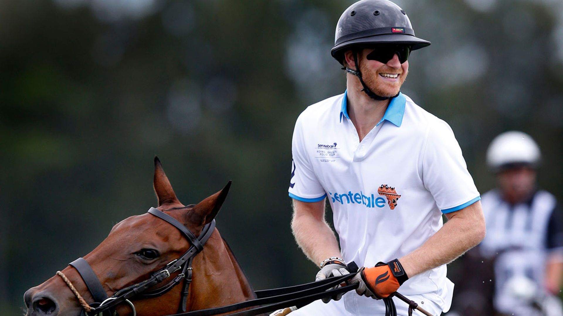 El príncipe Harry reaparece por sorpresa en el polo en plena baja por paternidad