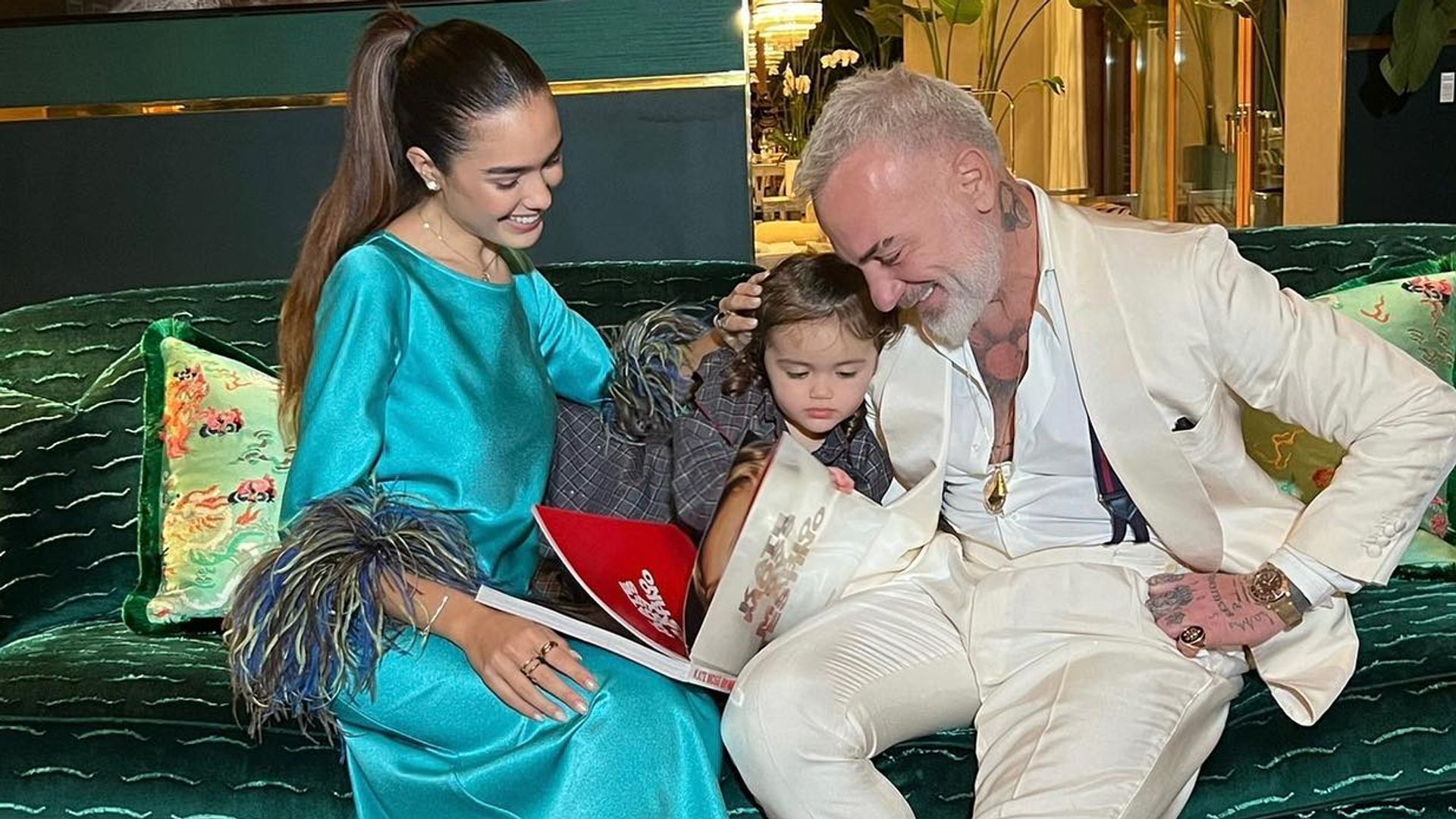 Con su adorable hija Blu, Gianluca Vacchi y Sharon Fonseca nos abren las puertas de su hogar para Navidad [EXCLUSIVA]