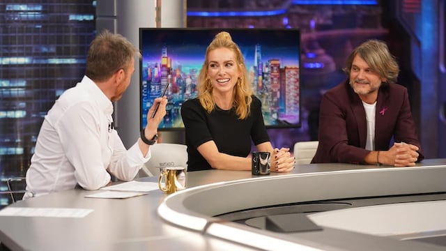 Plano medio de Kira Miró y Salvador Reina en El Hormiguero con Pablo Motos