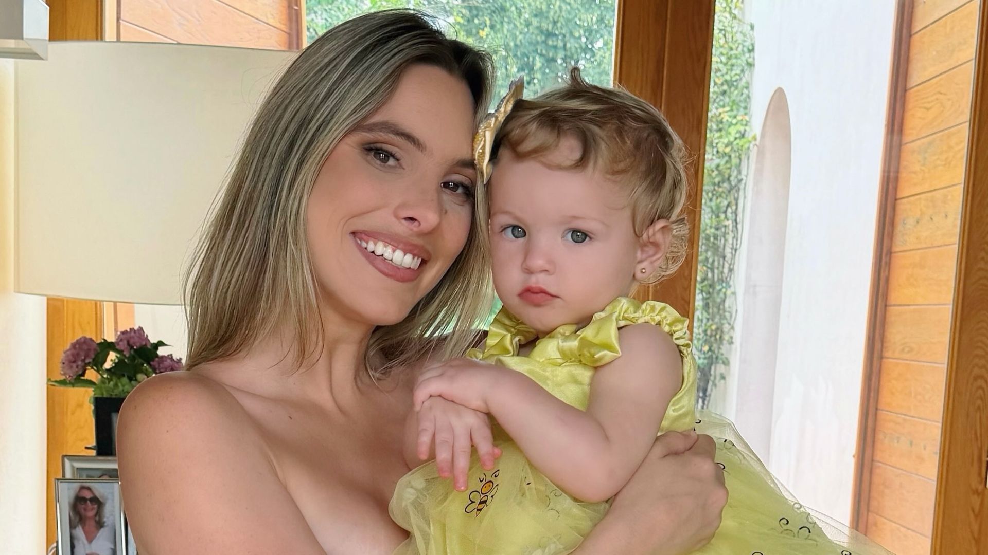 Lele Pons y su hija Eloísa lucieron hermosas con atuendos amarillos.