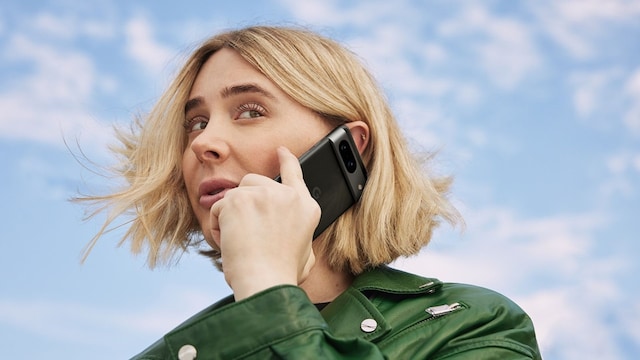 Una mujer usando un Google Pixel 8 Pro