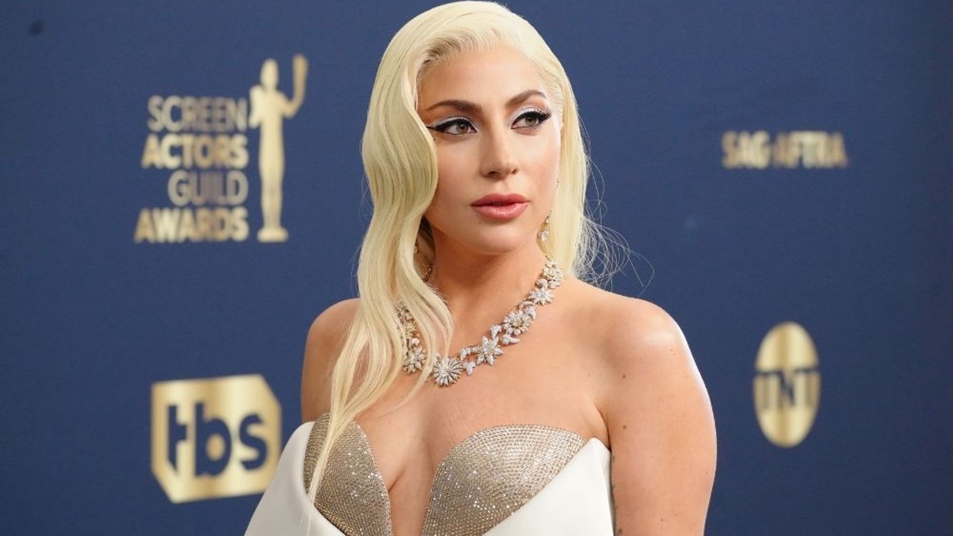 Nunca adivinarías qué zapatos esconde Lady Gaga bajo su vestido italiano más glamuroso
