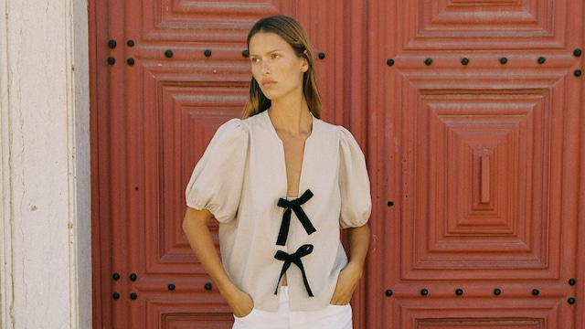 Look de Zara con shorts blancos y blusa de lazos