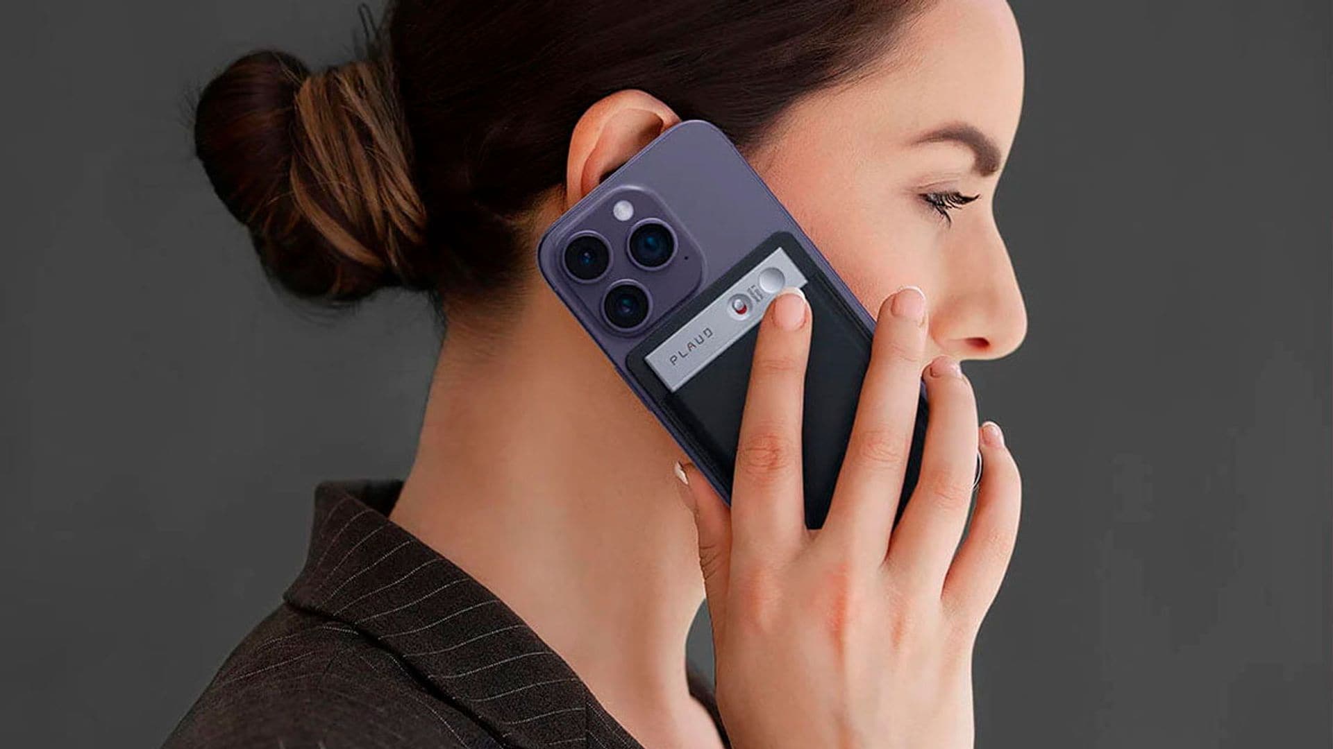 Una mujer con un Plaud Note en su iPhone