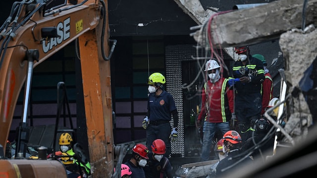 Los equipos de búsqueda y rescate trabajan en la recuperación de los cuerpos en los escombros de lo que fue 'Jet Set'. 