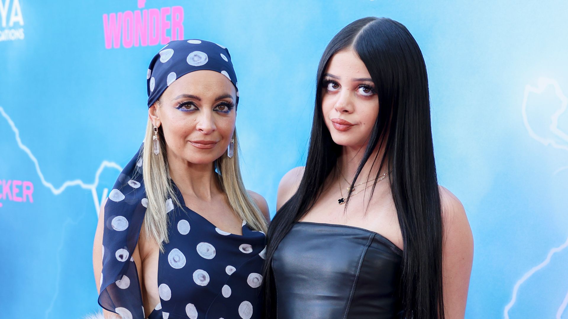 La insólita aparición de Nicole Richie con su hija Kate, de 18 años: sus fotos como dos gotas de agua