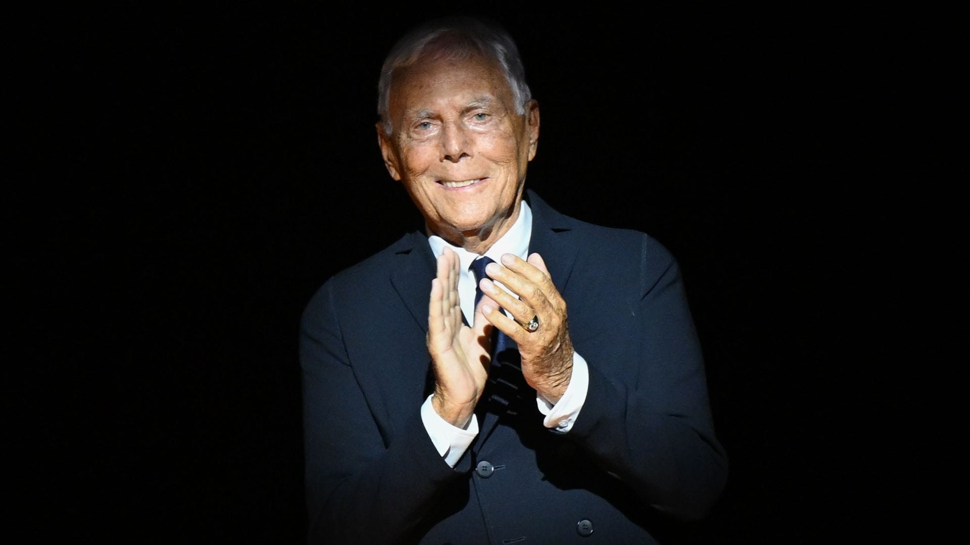 De acuerdo con un comunicado emitido por el grupo Armani, el diseñador falleció en compañía de sus seres queridos.