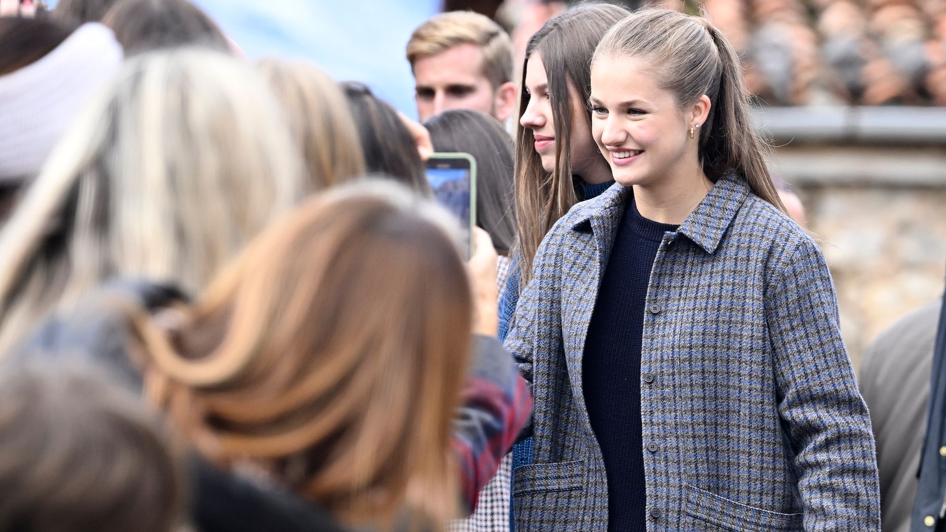 La princesa de Asturias, sonriente y cercana con todos los vecinos, emocionados por su visita