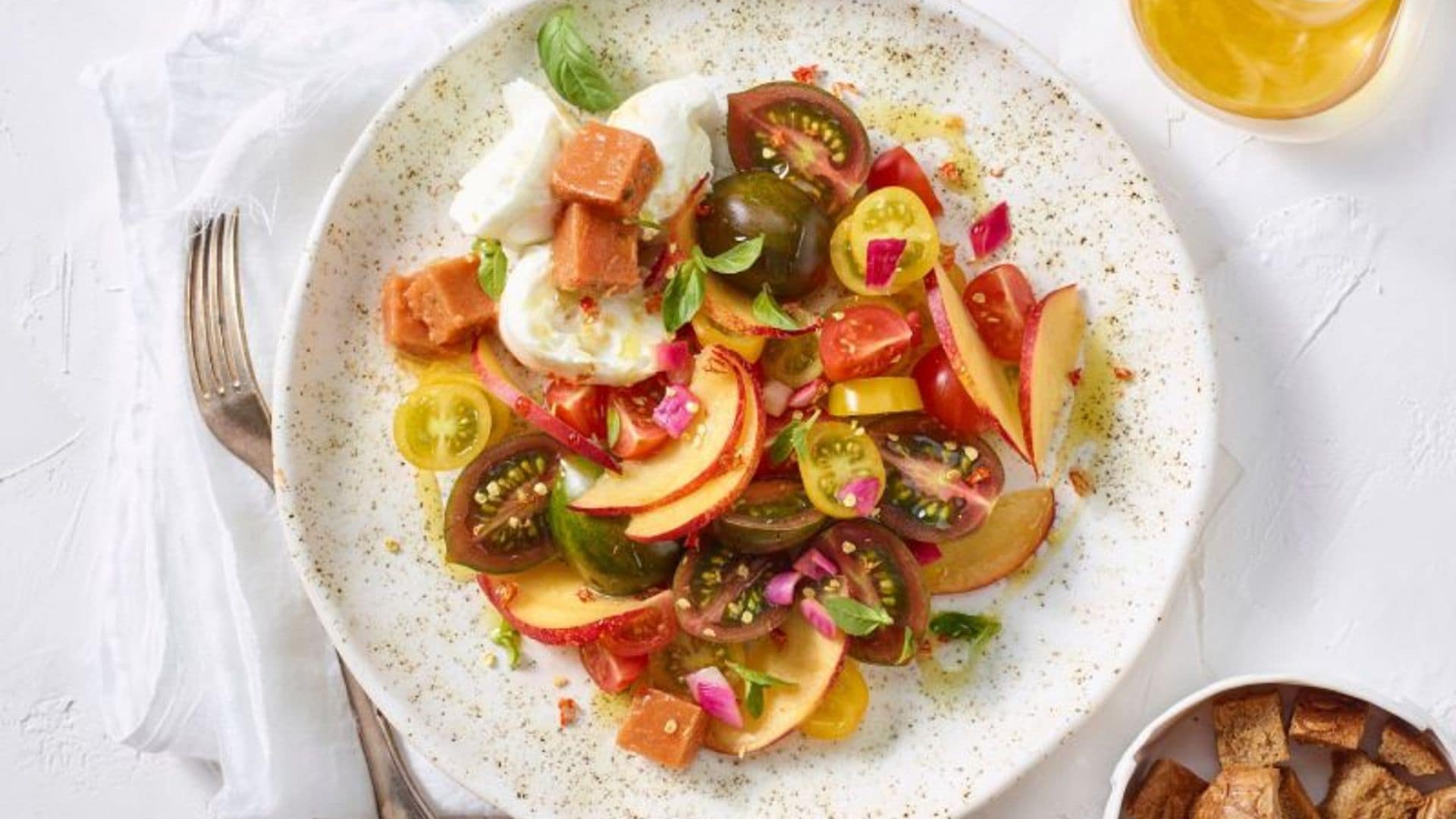 Ensalada de tomate, nectarina y gelatina de gazpacho