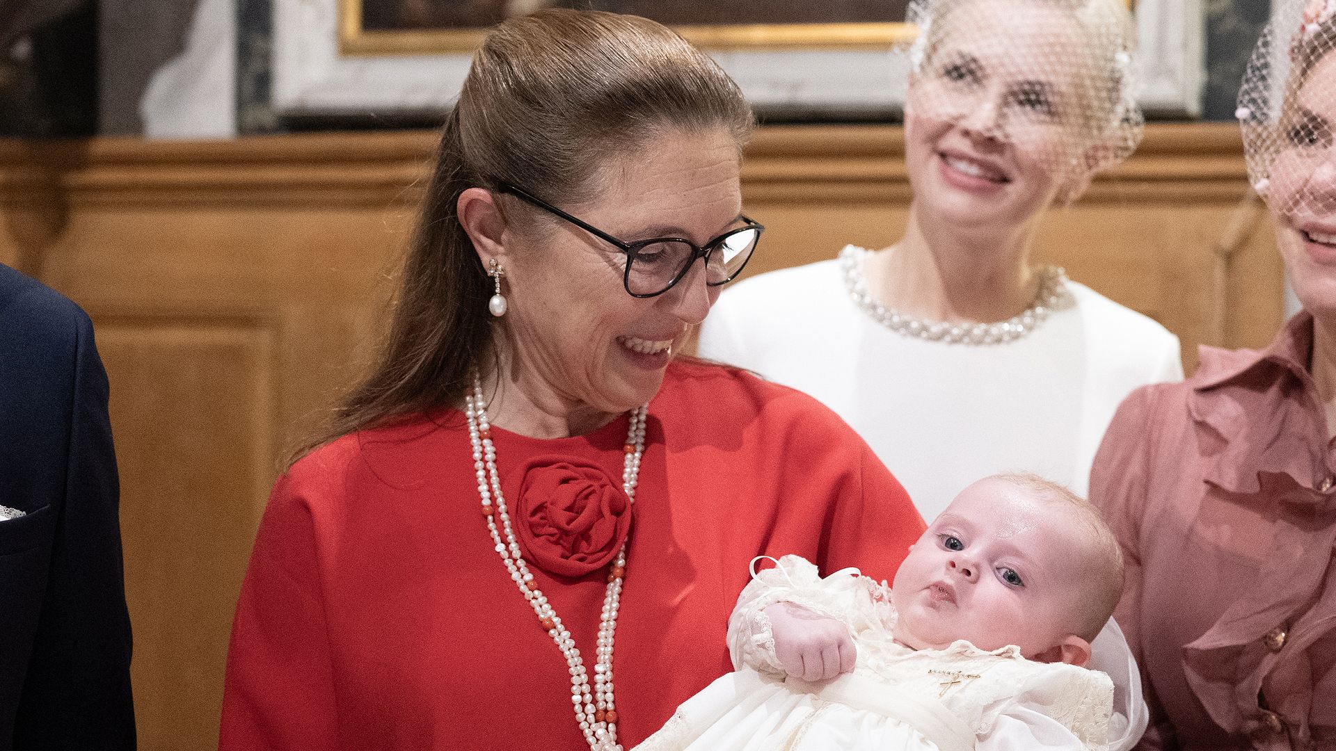 María Paloma de Borbón-Dos Sicilias, sujetando a Élisabeth de Orleans