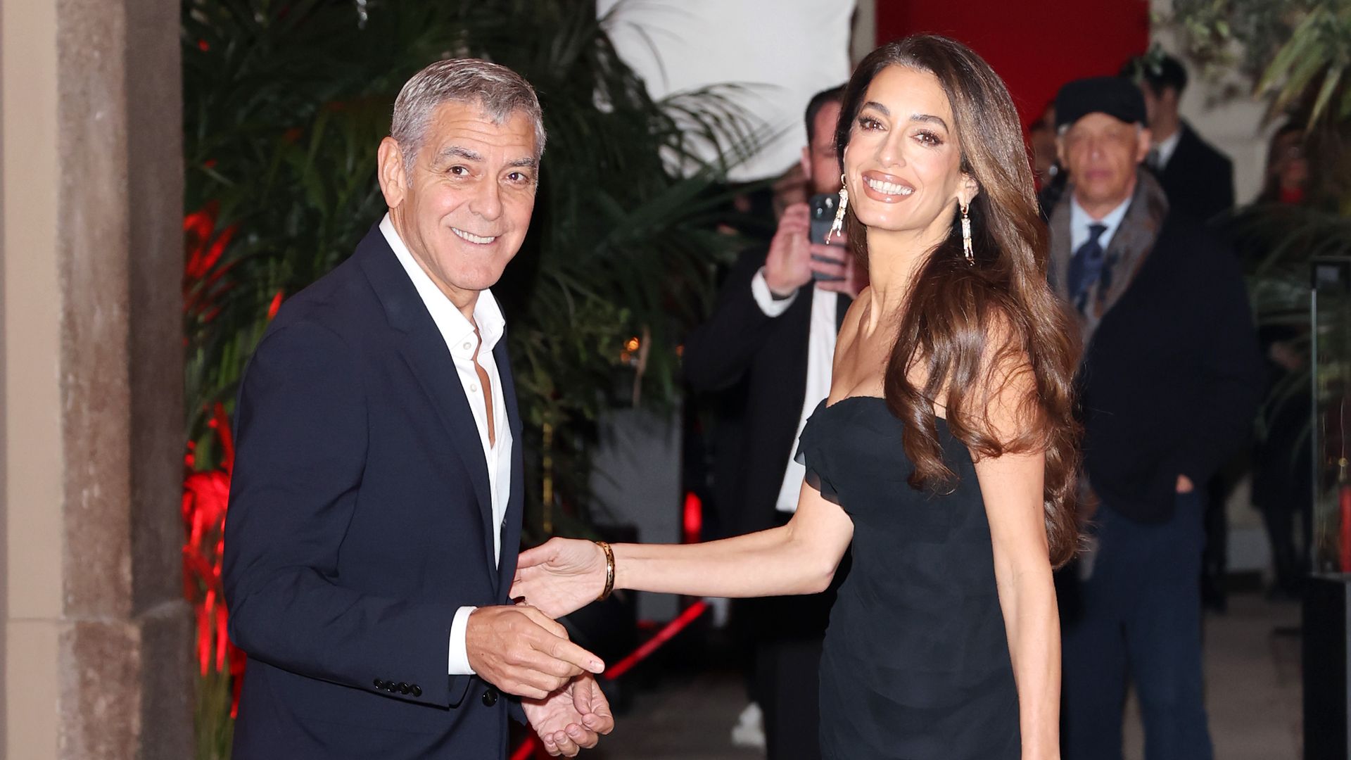 Amal Clooney, estilazo en Milán a cualquier hora: del vestido de alfombra roja a los vaqueros de nuestra adolescencia