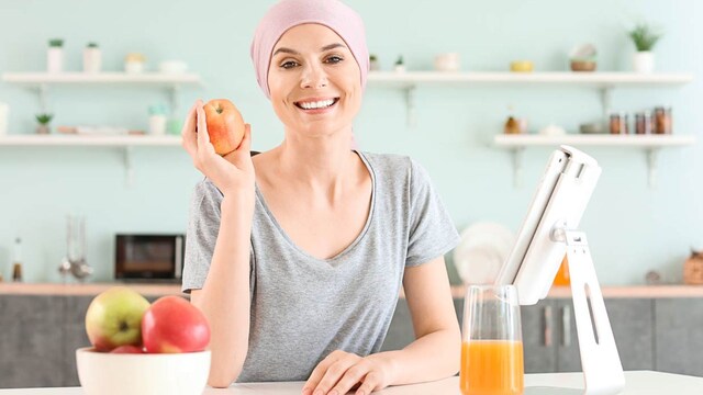mujer cancer comida
