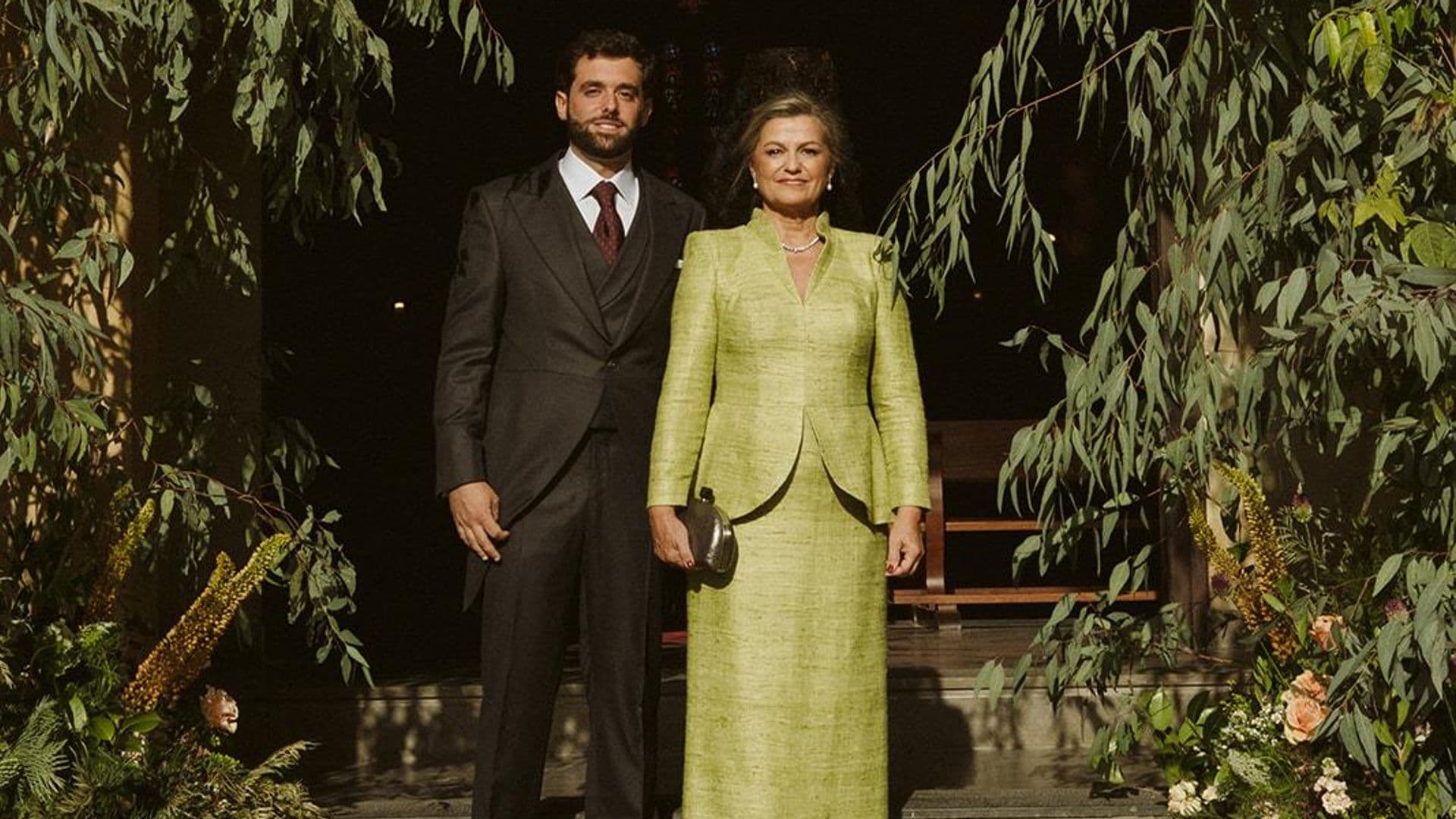 Madrina de verde de Rafa Valverde con mantilla