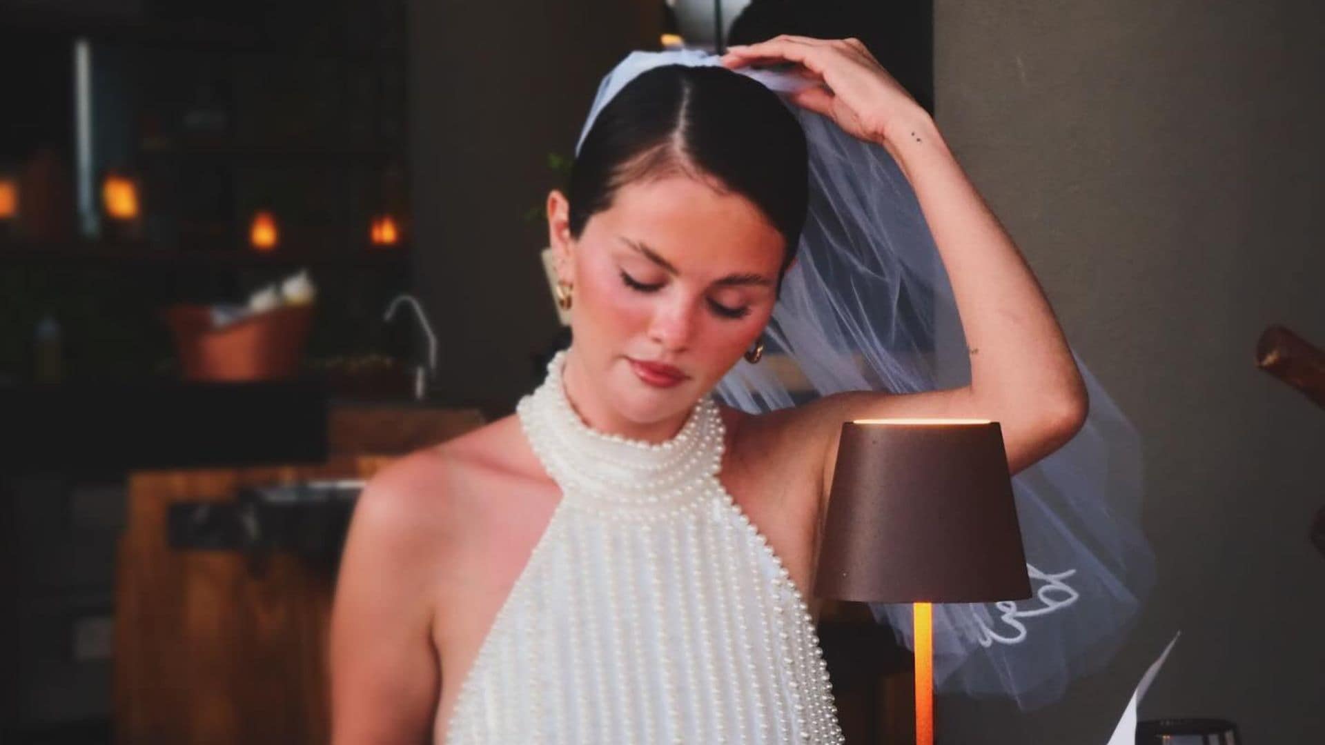 Selena Gómez lució bellísima en su despedida de soltera con un look de aires nupciales.
