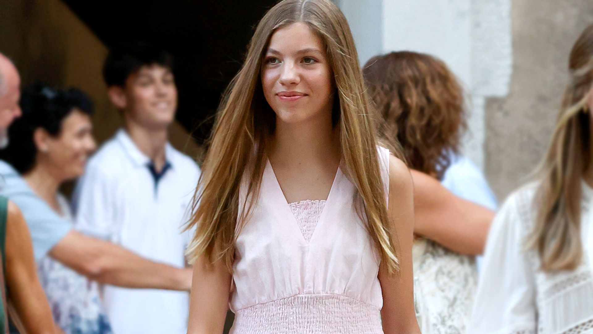 Descubrimos en el besamanos al cadete que es algo más que un simple compañero de Leonor, las imágenes hablan por sí solas 1 Merca2.es La ausencia de Sofía: motivos y especulaciones