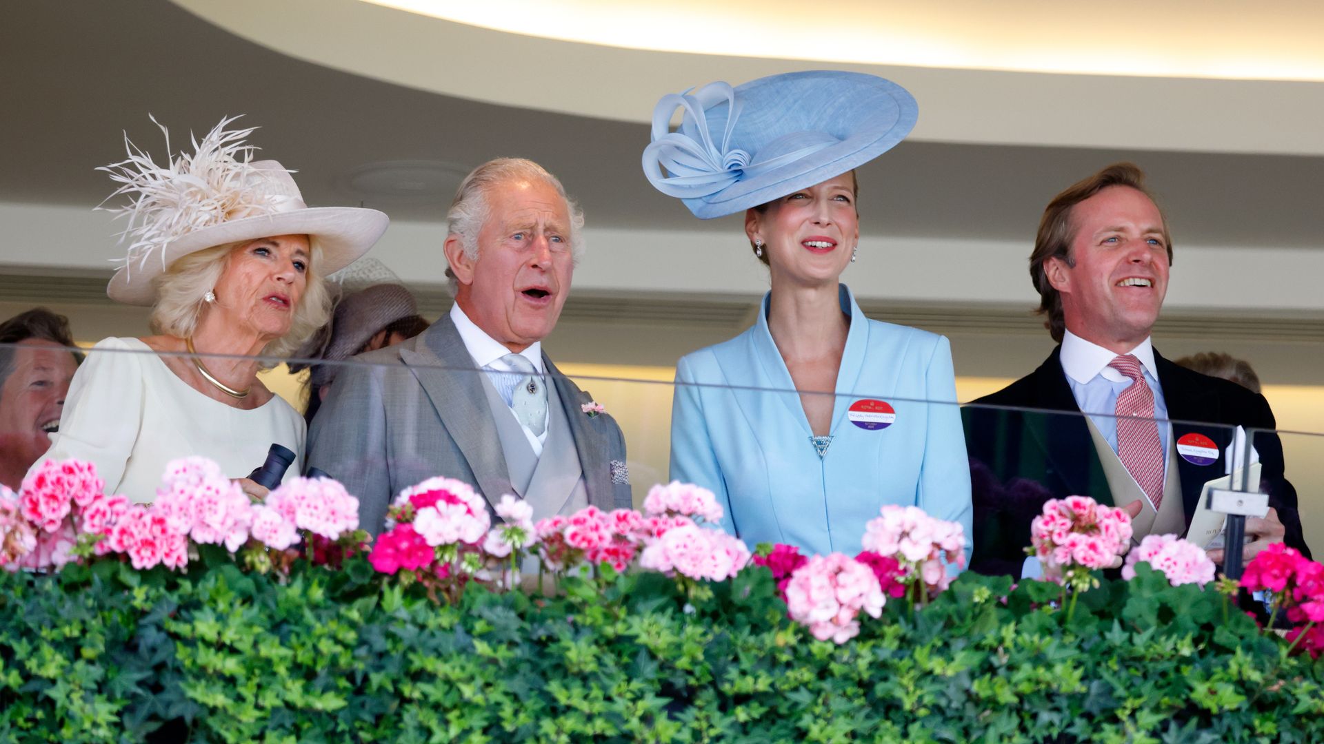 Los reyes, Carlos y Camilla, en el Palco Real de Ascot con Lady Gabriella Windsor y su marido, Thomas Kingston