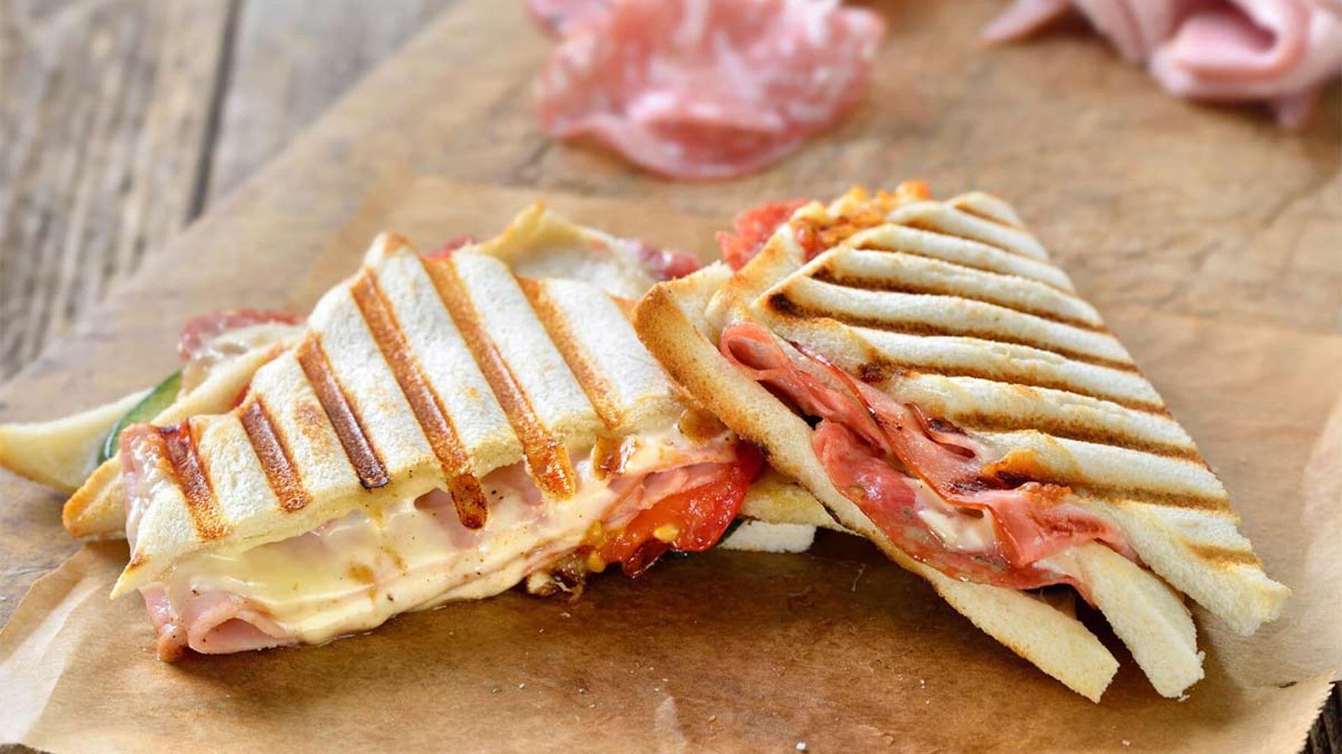 Panini de salami y jamón con queso