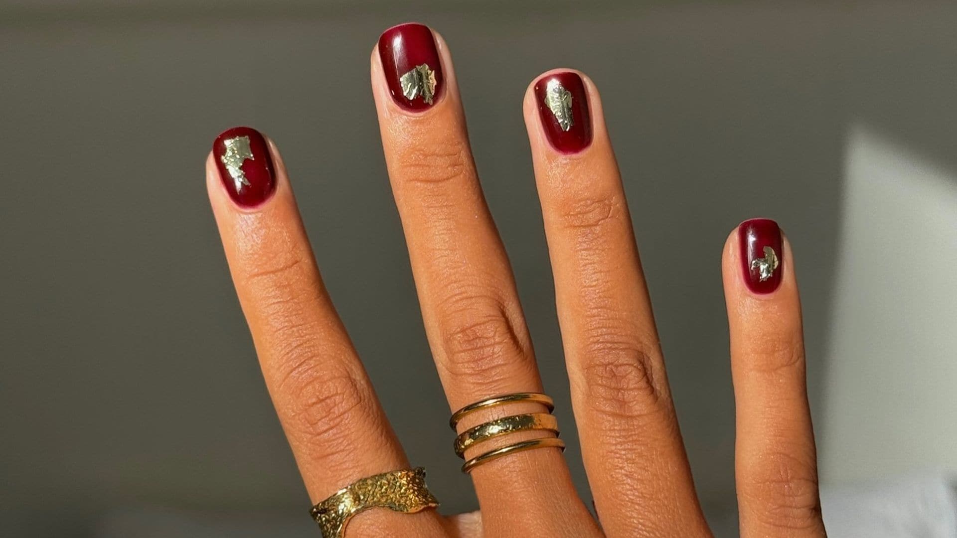 10 manicuras doradas: el toque festivo y minimalista que verás en todas las uñas este invierno