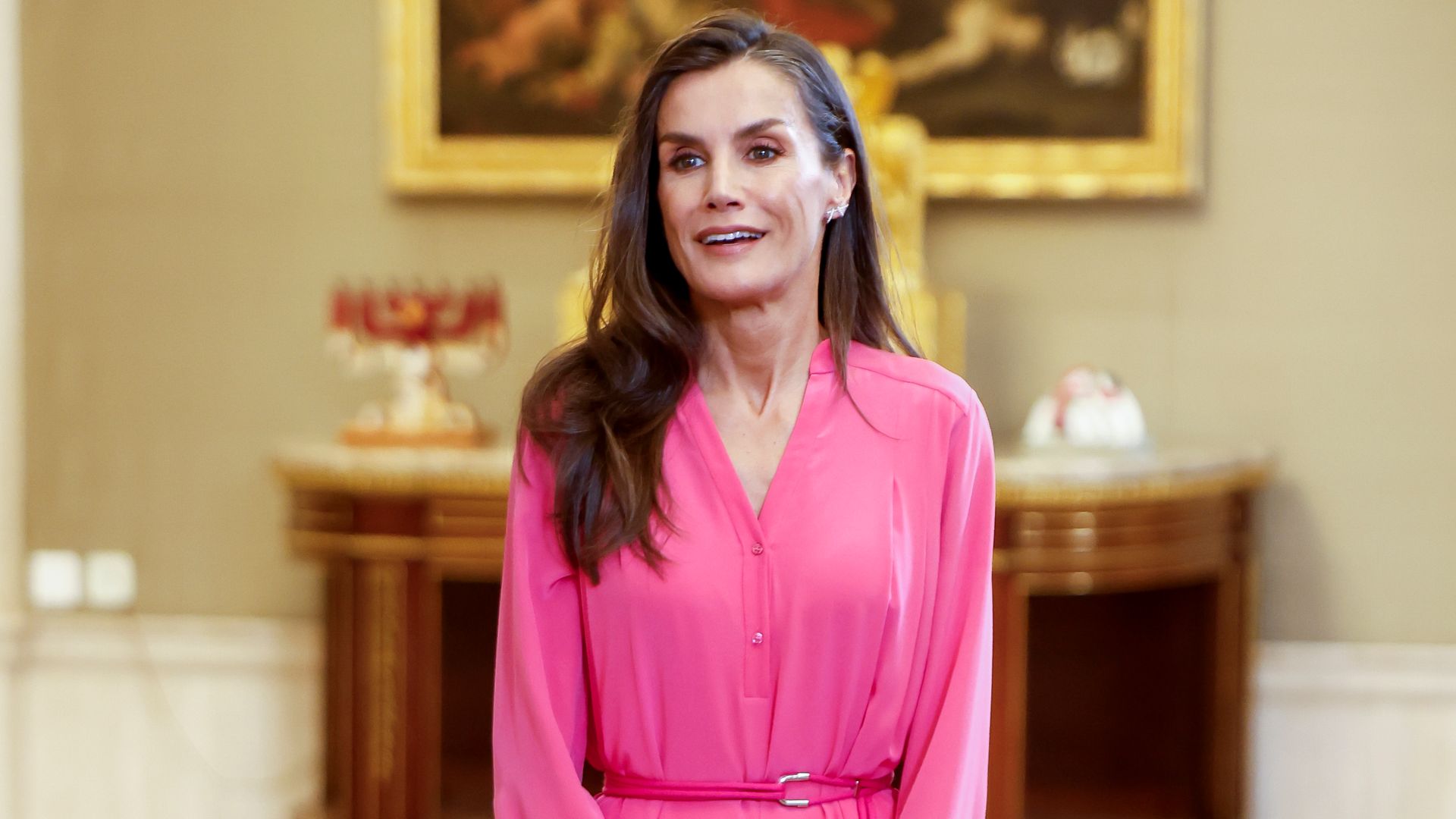La reina Letizia, tras sus looks en blanco con el Papa, impacta con su vestido rosa  oversize , perfecto para sus alpargatas españolas más llamativas