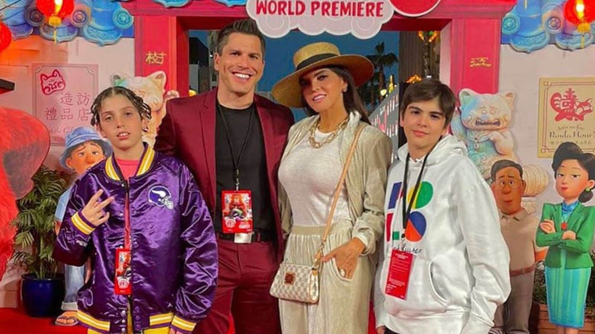 De la mano de su prometido y de sus hijos, Ana Bárbara posa en su primera alfombra roja familiar