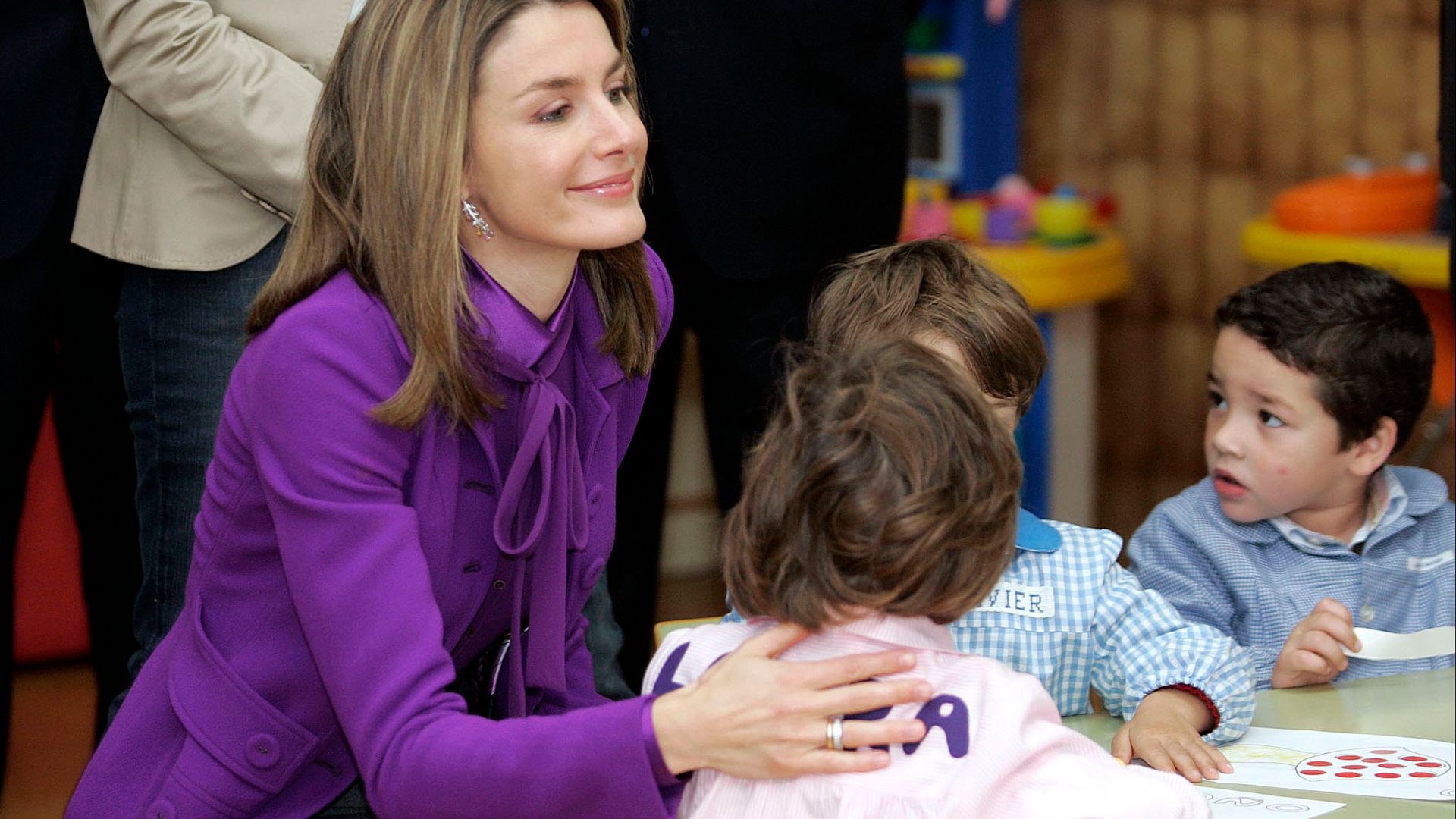 Así fue "la vuelta al cole" de la reina Letizia, hace 18 años, cuando aún era princesa: en vídeo, su emotivo reencuentro con sus excompañeras