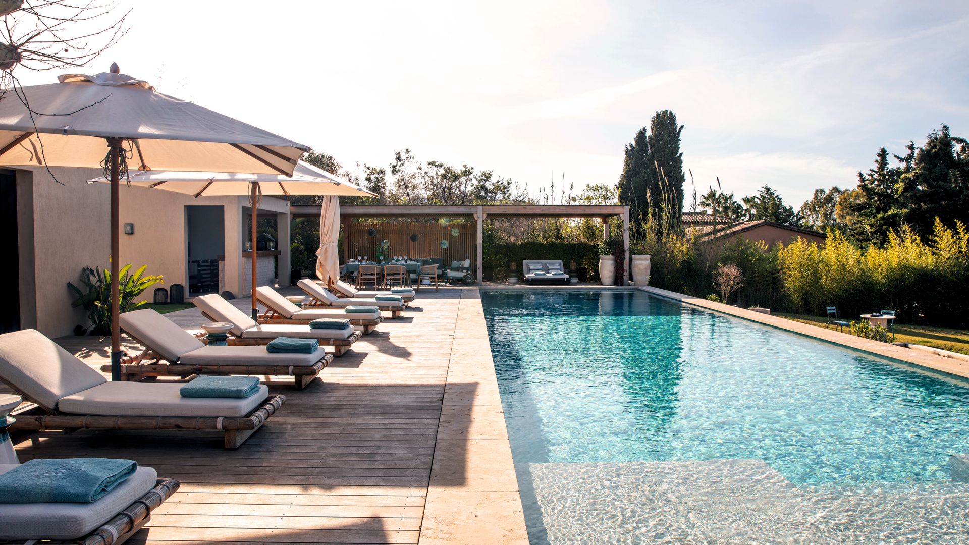 STÉPHANIE COUTAS LA DECORADORA FAVORITA DE LAS GRANDES FORTUNAS, NOS ABRE LAS PUERTAS DE SU FABULOSA CASA DE VERANO DE SAINT-TROPEZ