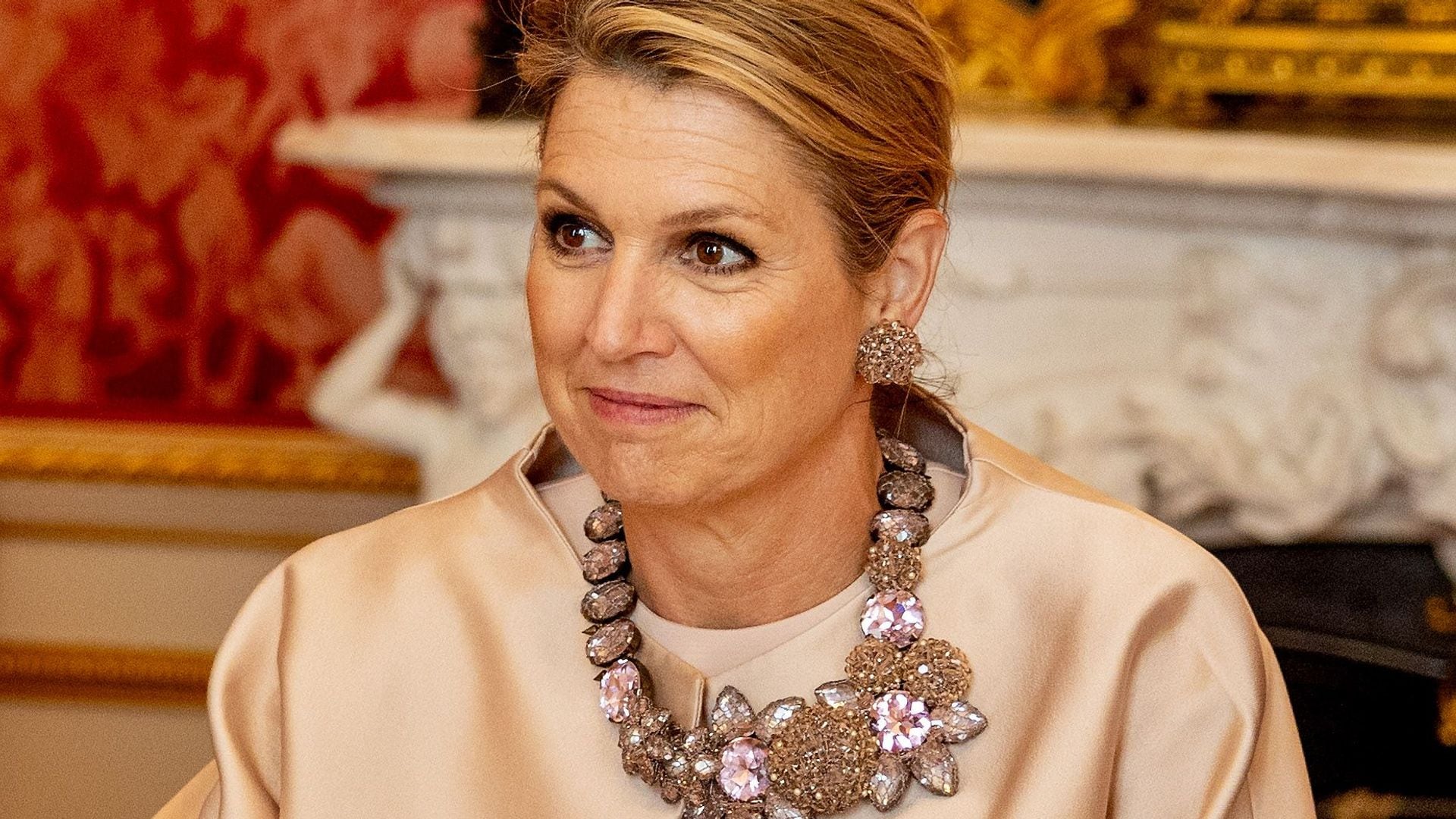 Máxima recupera 2 joyas fabulosas en 24 horas: el collar de decenas de cristales rosas y los pendientes de 15.000 euros