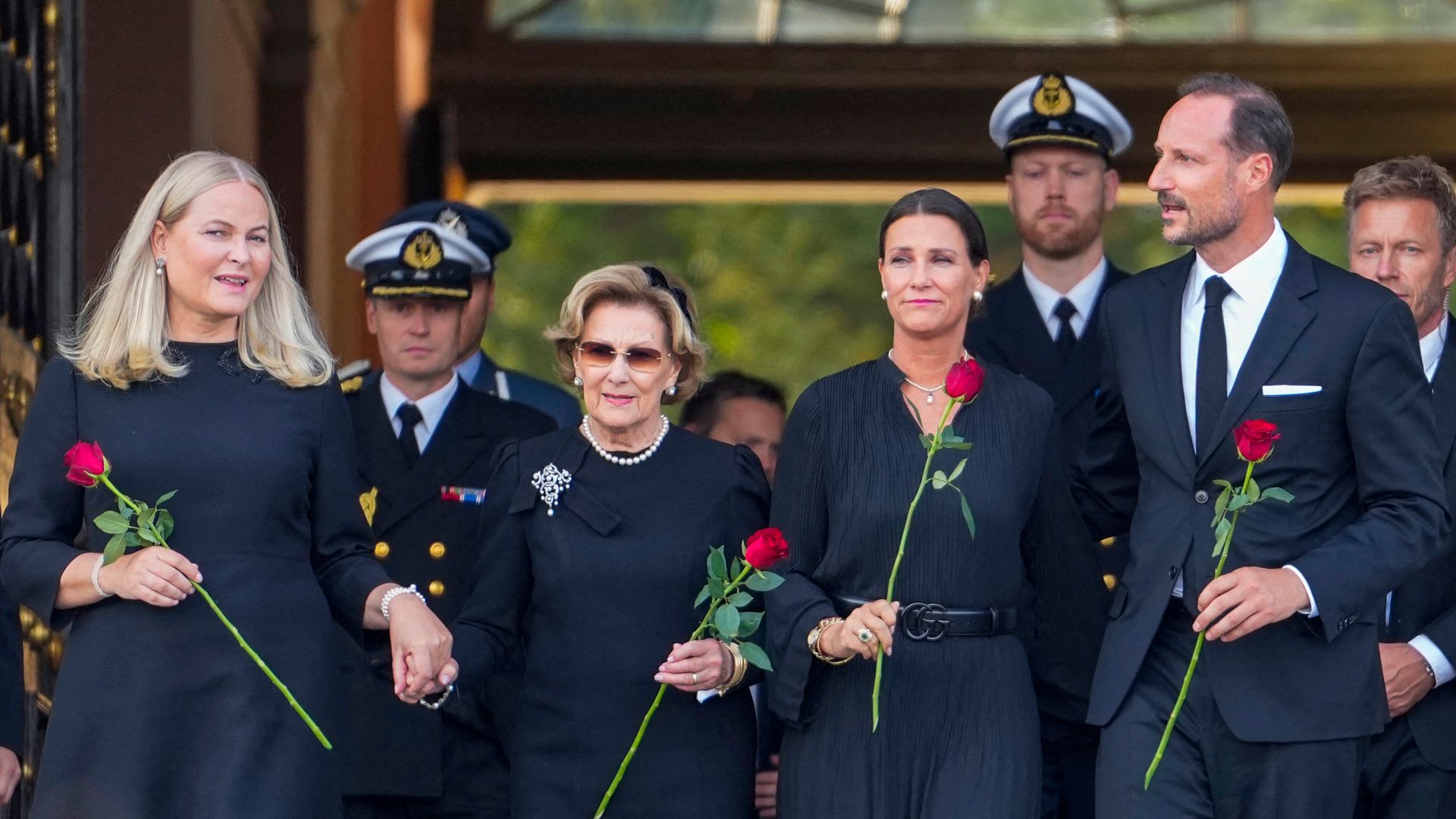 Mette-Marit y su primera aparición como reina de Noruega, del brazo de la reina Sonia como una hija más en su peor momento
