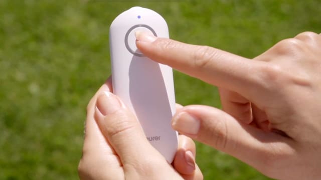 Una mujer encendiendo este dispositivo antipicaduras