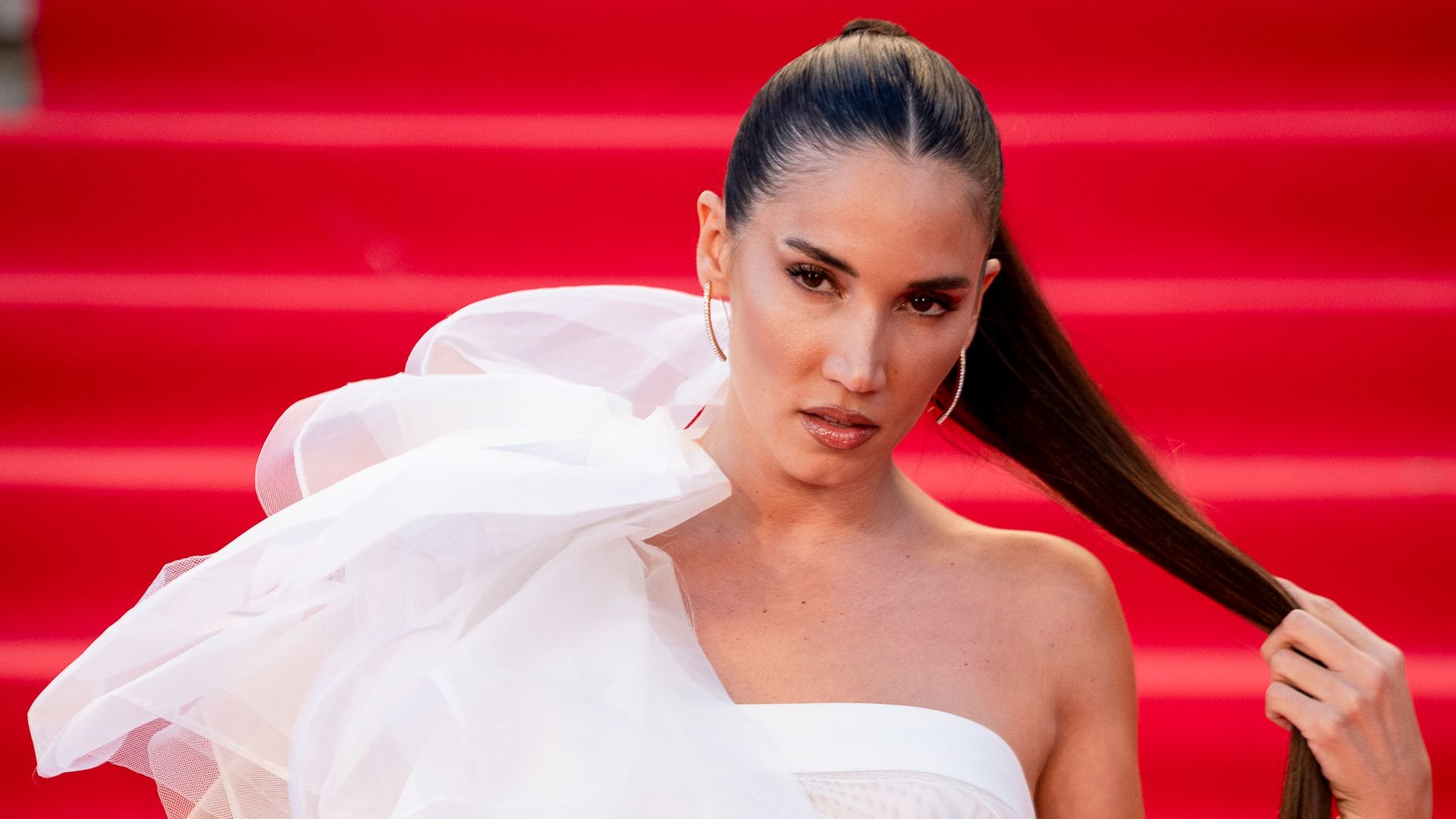 La cantante India Martínez posa en la alfombra roja de la I Edición de los Premios de la Academia de la Moda de España, en la escalinata de la Biblioteca Nacional