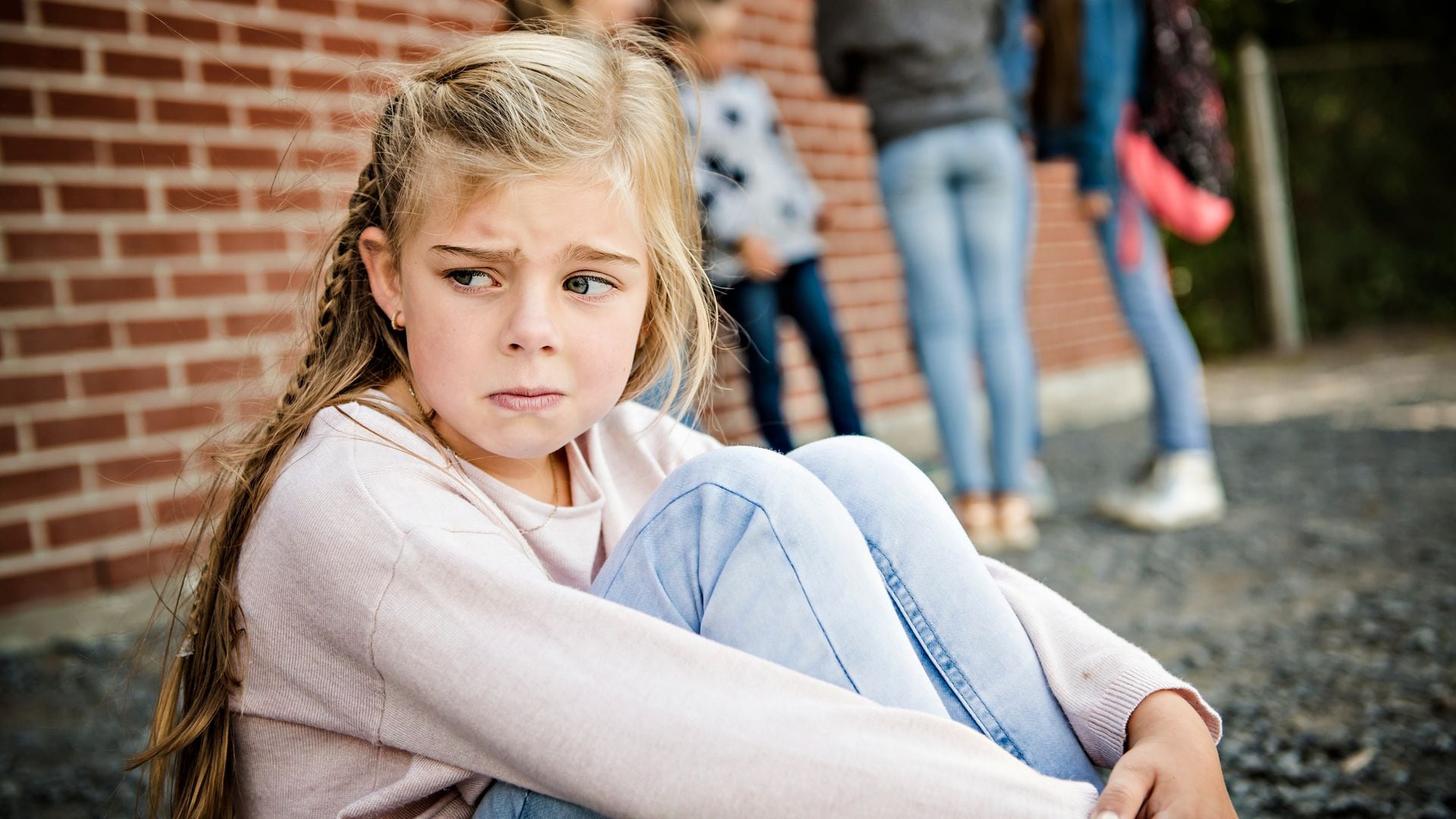 Niña triste en el recreo