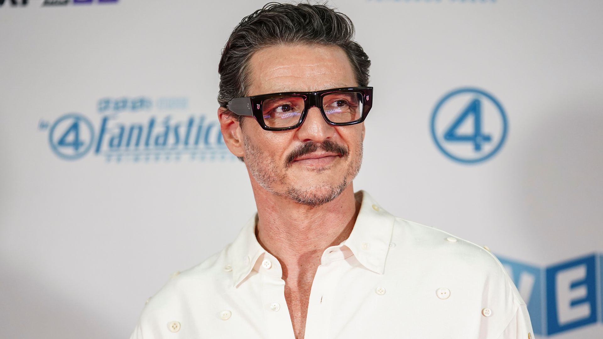 Pedro Pascal redefine la elegancia masculina en su llegada a la Ciudad de México
